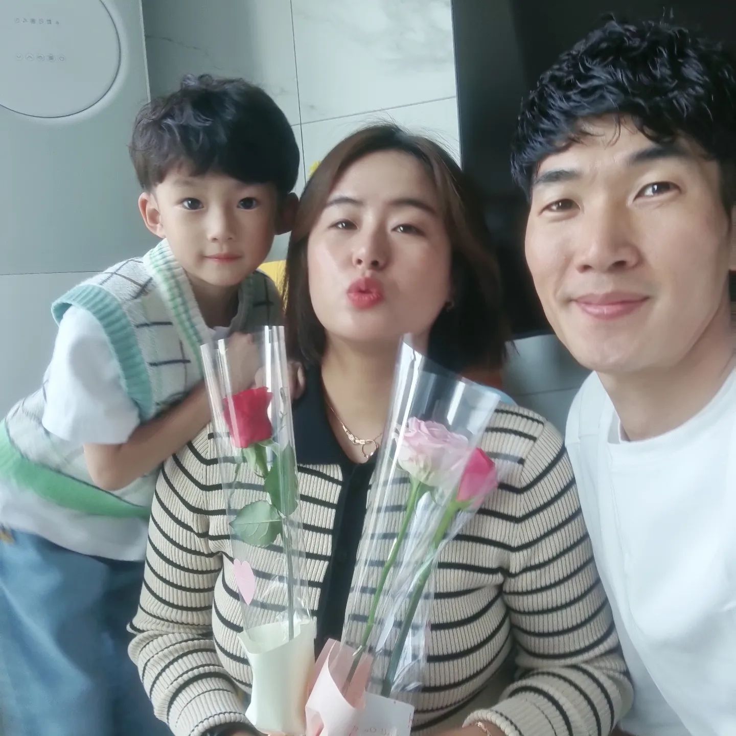 벌써 9번째 결기 🩷
집에 오니 장미꽃 3송이와 함께 맞이하는 울집 남자둘 😍
감동그잡채
꽃도 이쁘고 그대들도 이쁘네 😁😁
(두번째 사진은 어버이 그잡채...)
.
.
오랜만에 외식도 하고 인생네컷도 찍고 마무리는 다이소...
사도 사도 살게 있음.. 신기해 ㅋㅋㅋ
.
.
오늘 하루도 행복하게 마무리 ❤️