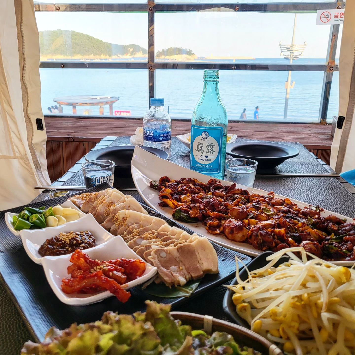 다대포해수욕장 쭈꾸미 맛집🐙
바다뷰에 루프탑 텐트 안에서 캠핑갬성은 덤🫶

쭈꾸미도 매콤한게 보쌈에 싸먹으면 환상조합🎶
김이랑 마요네즈는 따로 말씀드려야 주시니까 꼭 같이 싸먹기

고르곤졸라랑 팥빙수도 파니까 더 말해모해 i am 행복해요🫶