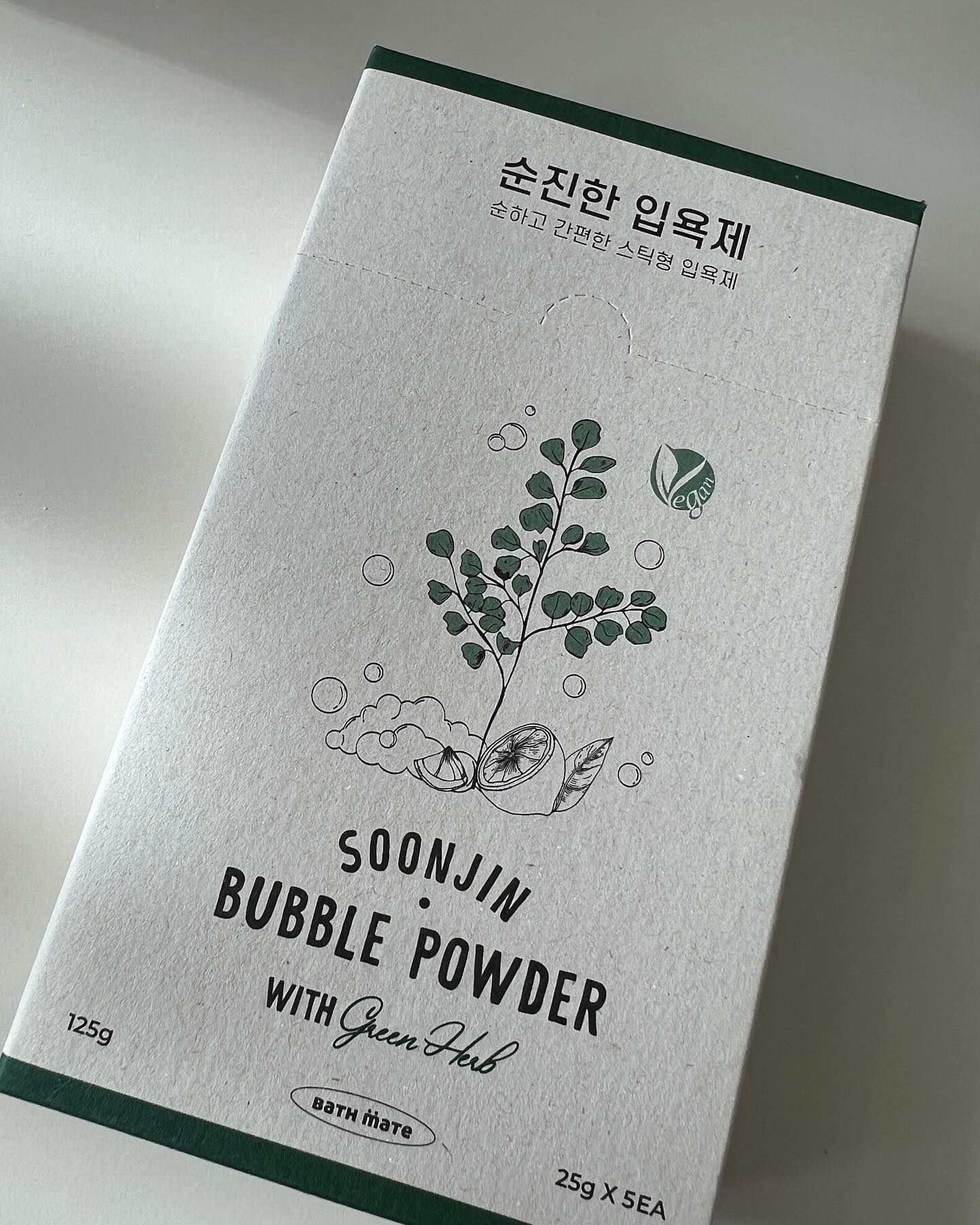 #협찬 

오늘은 휴대하기 너무 좋은 입욕제인 순진한 입욕제를 가지고왔어요, 
배스메이트의 제품인데요, 

​

얼마전에 아이랑 여행을 가면서 휴대해서 갔다가 
지인들에게 나머지는 다 나눠주고 왔다지요 ㅎㅎㅎㅎ

스틱형으로 되어있기 때문에 여행할때 휴대하기도 너무좋고 
거기다 천연입욕제이기 때문에 아이도 저도 사용하기 너무 좋은 입욕제랍니다 

알러지 유발 26종 무검출되었고 
자연유래 식물성 계면활성제를 사용해서 
눈에들어가도 따갑지 않아요 !! 

​
거기다 미네랄과 무기질이 풍부해 피부 보습까지 !!! 
건강한 입욕제는 언제나 환영입니다.

저희 아이도 목욕을 너무너무 좋아하는데 
피부에 직접 닿는거기 때문에 신경을 쓰게 되더라구요 

​
그런부분에서 이 순진한 입욕제는 정말 너무너무 좋은 제품 

#순진한입욕제 #스틱입욕제 #천연입욕제 #클레이입욕제 #아기입욕제 #유아입욕제 #일본입욕제 @가족입욕제 #거품목욕 #입욕제추천