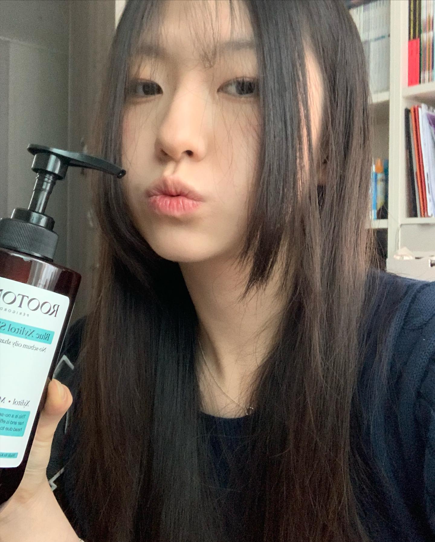 #협찬 rootonix.official 

근 한달간 열심히 사용한 샴푸..
마지막 영상처럼 찰랑찰랑한 머릿결을 만들어주드라구요😦
무엇보다도 기름이 안져서 너무너무 만족스럽습니다🥹🍀
완전 지성인 제가 써본 유분 잡아주는 샴푸 중에서
요 칭구가 단연컨대1등🐢
색감도 너무 이뻐서 놀랐다구요🧞‍♂️
저는 적당량 덜어서 거품을 미리 조금 내주고(!⭐️!!!!!!!⭐️!)
그리고 마사지해주듯 두피와 머리카락에 도포해서 사용했습니댜
지성인들 이거 외않써……..? 당장 사러가………

 #rootonix #루토닉스 #블루자일리톨샴푸 #루토닉스샴푸