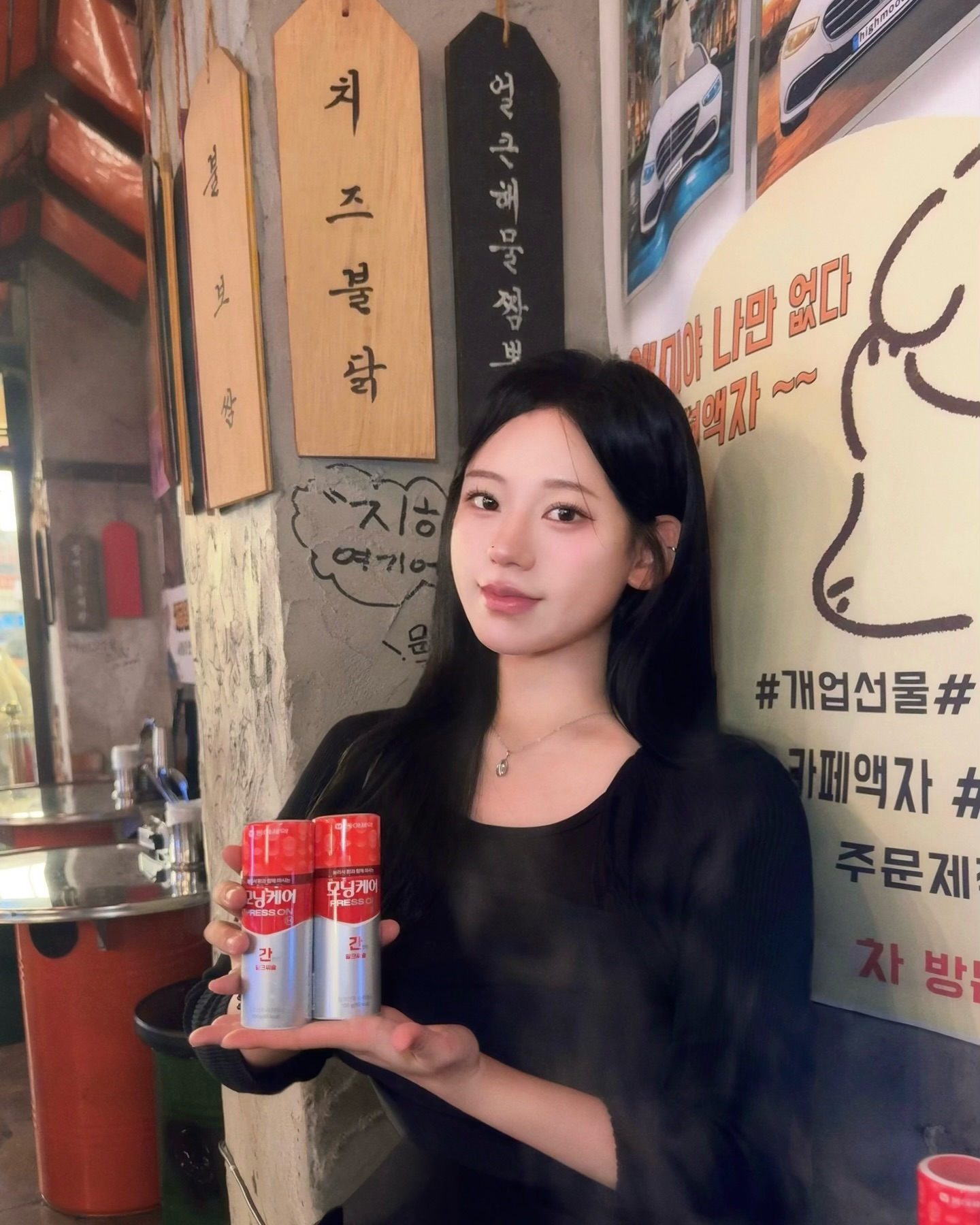 #광고 morningcare_official 
아침을 활기차게, 모닝케어 프레스온 숙취해소제 🍻 ⋆˳ ˚ ⋆ 𖥔 ݁ ˖
⠀
저 숙취해소제 모닝케어 프레스온으로 정착했어요 •• ♥
배우 임시완 님이 전속모델로 유명한 모닝케어 숙취해소제에요. 숙취 해소를 위해 약 20년 동안 전문적으로 연구해온 동아제약 모닝케어에서 환 x 액상이 이중 제형으로 한 병으로 ! 한 번에 ! 간편하게 마실 수 있게 신제품을 출시했어요.
⠀
사실 저는 숙취가 없는 편이라 숙취의 고통을 잘 몰랐는데, 요새 들어 술만 마시면 속이 안 좋고 특히 다음날 일어날 때 두통 때문에 힘들어요 •• .. .🙂‍↕️
다음날 오전까진 막 기력 없고 힘들다 보니까 요샌 술자리 갈 때마다 예전처럼 아무 걱정 없진 않더라고요 ㅠ ㅠ
⠀
모닝케어 프레스온을 마셔보니 신기하게 두통도 없었고 술 먹은 다음날 활기차게 일어날 수 있다는 게 너무 ! 신기했어요. 무엇보다 달달하면서 정말 맛있답니다. . 🤍
아빠 모임 가실 때 인원수 맞춰 챙겨드렸더니 다들 너무 맛있다고 이런 게 있냐며 인싸됐다고 좋아하시더라고요 ! 갑자기 효녀 모드🤫😉🫶🏻
⠀
섭취 방법은 상단의 push 버튼 누르고 돌리면 위층은 환 아래층은 액상이 있어 한 번에 환과 액상을 드실 수 있답니다.
⠀
환 x 액상 이중 제형으로 고퀄 숙취해소제라 숙취가 걱정되는 소중한 사람들도 챙겨준다면,
센스 폭발 인싸 가능한, 모닝케어 프레스온 👑
가까운 편의점에서 구매 가능해요 !♥
⠀
#모닝케어 #모닝케어프레스온 #임시완 #국내최초 #이중제형 #숙취 #숙취해소 #환 #액상