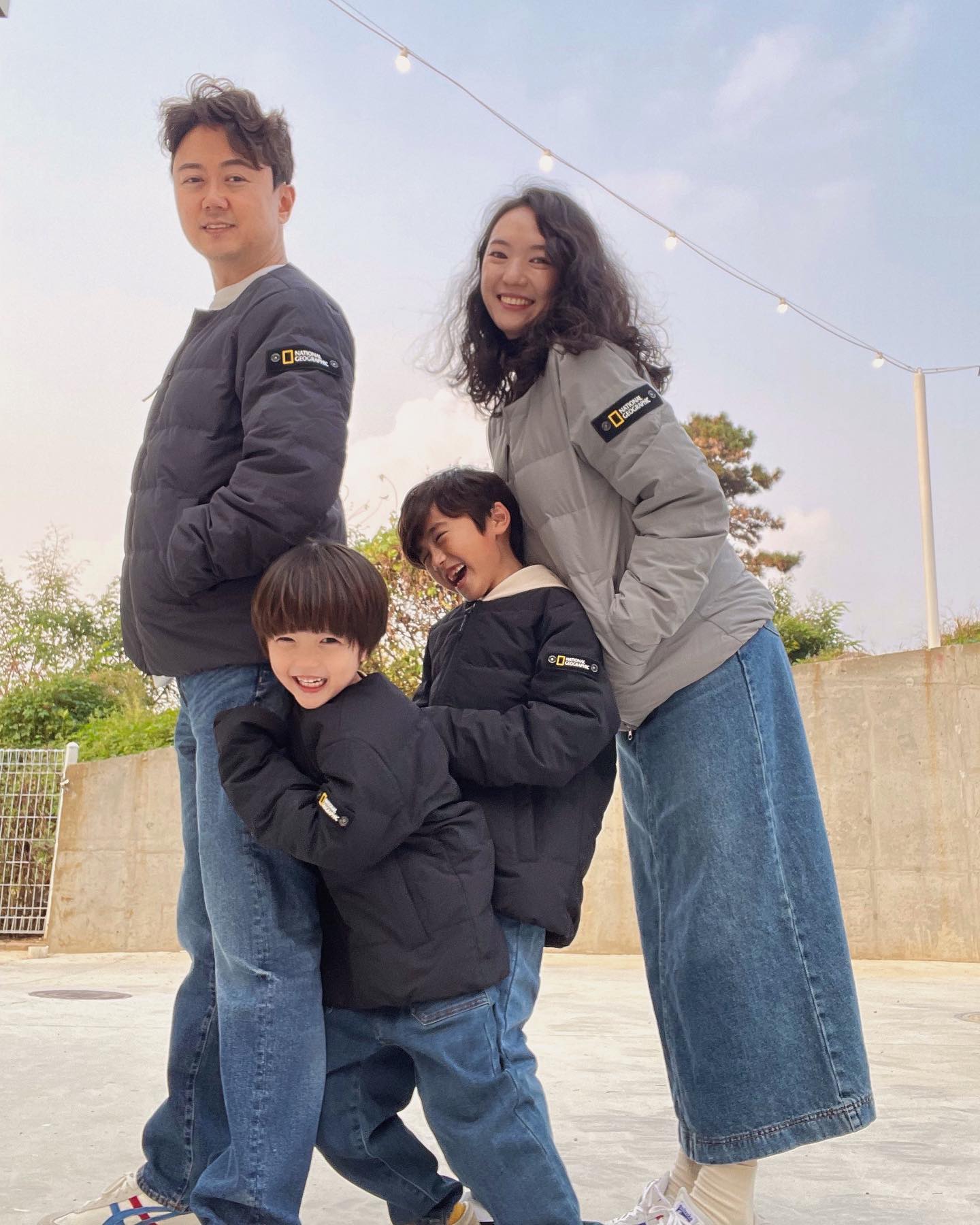 #광고 ng_apparel.kids 

▫️내셔널지오그래픽 시그니처 경량 다운 점퍼

패밀리룩으로 좋은 경량 다운 점퍼 소개할게요.
가벼운 생활방수가 가능한 소재로
RDS 인증 구스다운 80:20 충전재를 사용했어요.
보온성이 높으면서 가벼워서 간절기에
다양하게 코디 할 수 있는 아이템이에요.

#내셔널지오그래픽키즈 #내셔널지오그래픽
#키즈경량패딩 #키즈패딩 #남아패딩 #여아패딩 #주니어패딩 #패밀리룩 #가족룩 #패밀리패딩 #가족커플룩 #주니어코디 #주니어옷 #키즈옷 #키즈코디