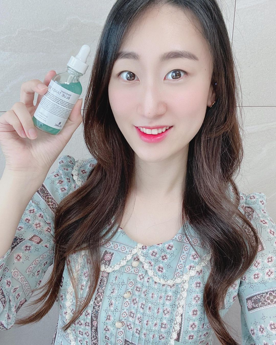 김하얀 on Instagram: “. #협찬 굿바이 노답피부✋🏻 피부 구조 구원템😘 키라벨 메디클리어 블루탄지 세럼(911세럼)💙 💟 블루탄지란❓ 강렬한 에머랄드 깊고 푸른 빛의 '모로코