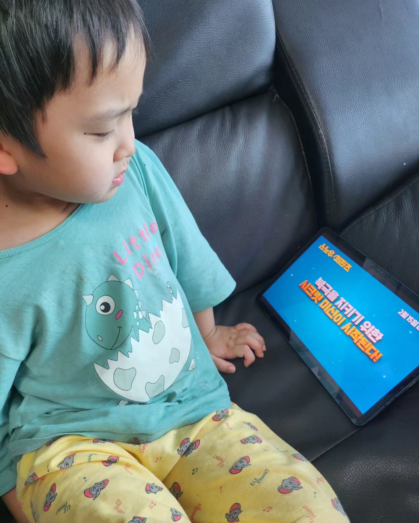 #협찬

인상 팍 쓰며 보고있는 꼬맹이🥰
예고편만 보는데도 집중하는 모습입니다!
너무 귀엽죠?

케리비안의해젓 조니뎁이 선택한 애니메이션!
더빙을 맡아 더 화재가 되고있는데요!!

북극을 파괴하려는 슈퍼악당과 그에 맞서는 슈퍼버드히어로들!!
과연 슈처버드히어로들은 북극을 지키기 위해 어떤 미션들을 해낼까요?

2월 15일 전 세계 대개봉이하니 당장 출동!

#조니뎁더빙 #스노우퍼핀즈 #2월15일극장개봉 #논버벌 #에듀메이션 #슈퍼버드히어로 #스노우액션어드벤처 #애니메이션추천 #겨울방학애니