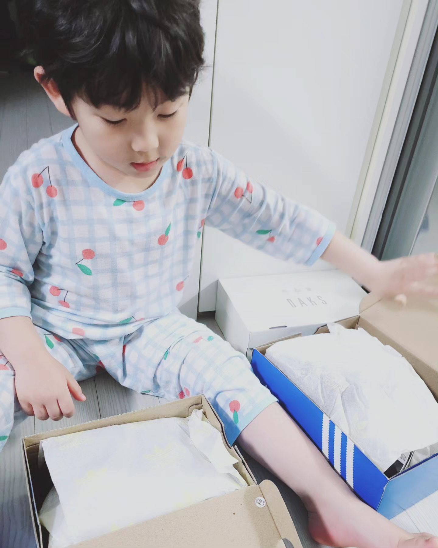 #커플샌들
.
.
커플룩 알레르기 있던 사람😵‍💫
박규빈 만나고 완치 된 사람ㅋㅋ😍
.
.
넘나 행복한
#아들이랑커플템
#아디폼아딜렛슬라이드 
.
.엄마가 증맬 좋아했던...
근 3년 넘게 사이즈업 해서 신겼던
카와슬라이드 느낌😋😋❣️🤩😍

.
넘나 엄마 스타일💗
실물이 더 귀여워 더 맘에들어🖤
.
.
 
아빠랑 빈이랑 커플템도 오는중🤪
덕분에 규비 샌달3개...
부지런히 신어야...겠다...🤣🥰
.
.
음...
이쁘면 된거지🙃🩶
.
.
#엄마랑아들커플신발 
#아디다스샌들
#아딜렛슬라이드
#너무귀여워
#닥스키즈샌들
#가격에홀려
#아들지네행ㅋ
#크록스도오는중
#크록스는아빠랑커플
#나이키키즈샌들 #아디다스샌들