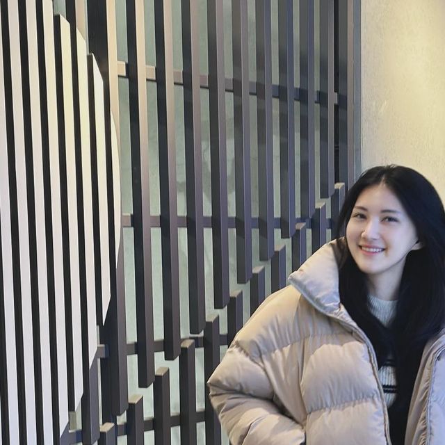 럽지니 on Instagram: "#광고 ⠀ ☁️몽실몽실한 루즈핏의 크롭 숏 패딩 하이넥이라 비가와도 따뜻하고 조앙! 그냥 툭 걸쳐도 넘나 예쁘니까 요즘 매일 입게되는걸~🩵 투웨이라 다리 길어보이