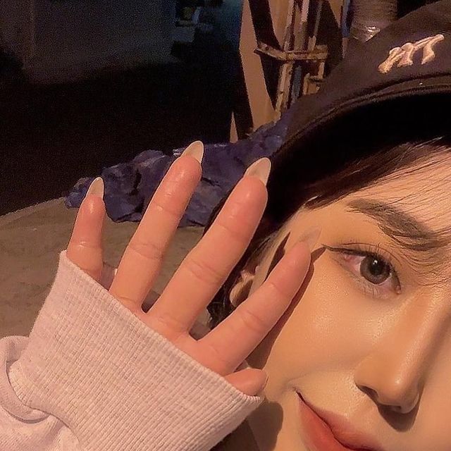 유진 on Instagram: "이건 그냥 내가 맘에 들어서… . . #스탠다드에러맨투맨 #세미오버핏 #캐주얼룩 #캠퍼스룩 #데일리룩 #맨투맨추천 #남여공용맨투맨 #standarderror#남여공용 #맨투맨 #유니섹스 #