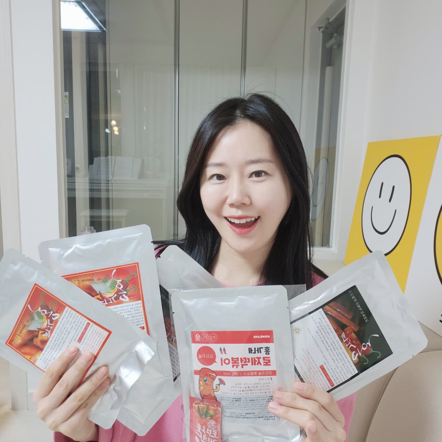 주목‼️ 떡볶이 공구 5차 오픈했어요🎉✨️
예쁜 후기 많이 남겨주신거 다 확인했어요!
만족하신 분들이 많은 것 같아서 뿌듯해요💪
전체적으로 로제, 매콤짜장, 오리지널에 대한
평이 제일 많은 것 같더라구요🥰💕

하지만 홍가네 떡볶이는 모든 맛이 다 맛있어서
전부 다 안먹어보면 많이 아쉬울 거예요😝✌️

1인분×5봉지 = 19,900원
무료배송⚡️⚡️⚡️
가격이 예쁘기 때문에 가득 쟁이시고
원하실 때마다 드셔요🙌

🔥🔥🔥 제가 젤 좋아하는 맛은... 죄송하지만
다 맛있어서 고를 수가 없어요ㅠㅠ🥲🙏
로제 먹을 땐 로제가 젤 맛있고 매운맛 먹을 땐
매운맛이 제일 맛있거든요...😂😂😂

특히 매콤 짜장 떡볶이는 먹고 남은 소스에
밥 말아 먹어보셔요!! 입맛 싹 돌아요!!!🍚🐷

떡이 떡집 떡처럼 쫄깃쫄깃하고 향이 좋구요~
어묵은 부산어묵이예요❕️

무엇보다💫💫💫
과일, 야채, 사골분말을 베이스로 국물을 내서
확실히 양념이 찐~~하고 특별한 맛이예요❤️

분말소스로 되어 있어서 상온 보관하시면 되고
유통기한도 깁니다😚
1인분 포장이라 내가 먹을 만큼만 딱❕️
조리해 먹을 수 있어 좋아요👍👍👍💕

떡볶이 좋아하신다면 같이 먹어요🥰👋
프로필 링크 클릭해주시거나 아래 링크 클릭✔️
하시면 구매 가능합니다 🔻🔻🔻🔻
https://bit.ly/48qsJWo

#떡볶이공구 #떡볶이공구중 #떡볶이밀키트 #떡볶이밀키트추천 #공구 #공구마켓 #떡볶이공구중 #공구진행