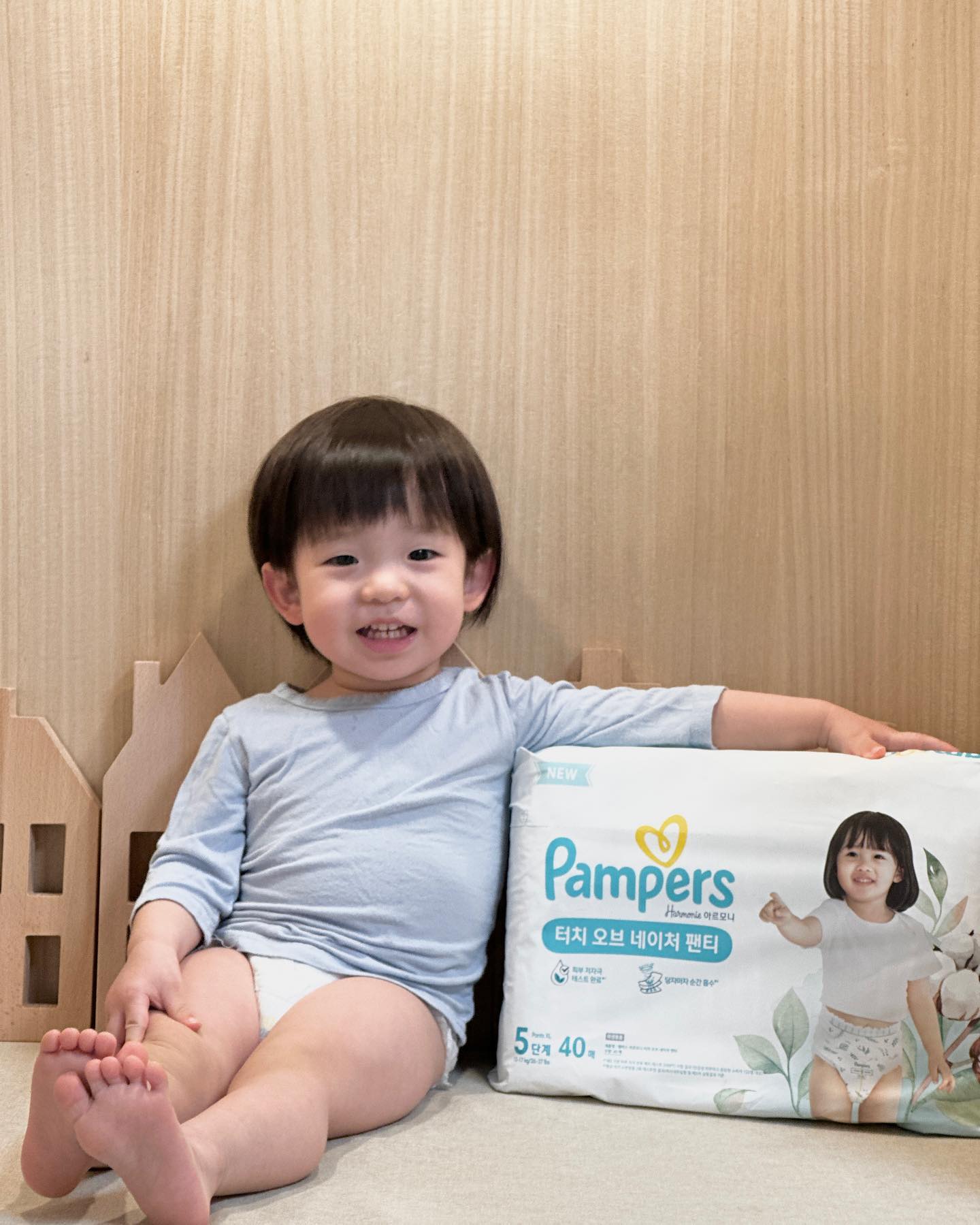 #팸퍼스제공 #팸퍼스에서온선물
 
다들 겨울철 건조한 아기 피부 어떻게 관리 하시나요?
저는 보습을 크림으로 케어함과 동시에 연약한 아이 피부를 위한
NEW 팸퍼스 터치 오브 네이처 기저귀 입히면서 관리해주고 있어요!
 
순한 크림만 사용하는 아기들을 위한
팸퍼스의 프리미엄 기저귀
NEW 팸퍼스 터치 오브 네이처는요 🌿
 
향료, 분산 염료, PVC 플라스틱, 파라벤, 라텍스 등 무첨가*에다가
피부 저자극 테스트까지 완료**되어 안심하고 믿고 쓸 수 있어요!
 
게다가 코튼이 더해진 겉커버***로 한층 더 부드러워져,
항상 배나 등을 간지러운 것처럼 긁어대던 이준이도 그런 행동이 싹 사라졌어요!
 
2024년에는 부디 발진 없이 보송보송한
이준이 엉덩이가 될 수 있게 해주세요, 팸퍼스! 🙏🏻
 
전세계 엄마들에게 가장 신뢰 받는 글로벌 기저귀 브랜드 팸퍼스로
다들 아기 겨울철 피부 관리 해보세요! 💚
 
* 팸퍼스는 제조 과정 중 자발적으로 ‘해당 물질’ 첨가하지 않음.
** 제 3기관 피부 자극 반복 패치 테스트. (HRIPT) 시험 결과 민감성 피부다고 응답한 소비자 122명 대상)
*** 부드러운 감촉을 위해 겉커버에 4%의 코튼을 함유. 

Thanks to pamperskr

#팸퍼스 #터치오브네이처 #팬티기저귀 #안심기저귀 #기저귀추천 #팸퍼스서포터즈 #팸둥이