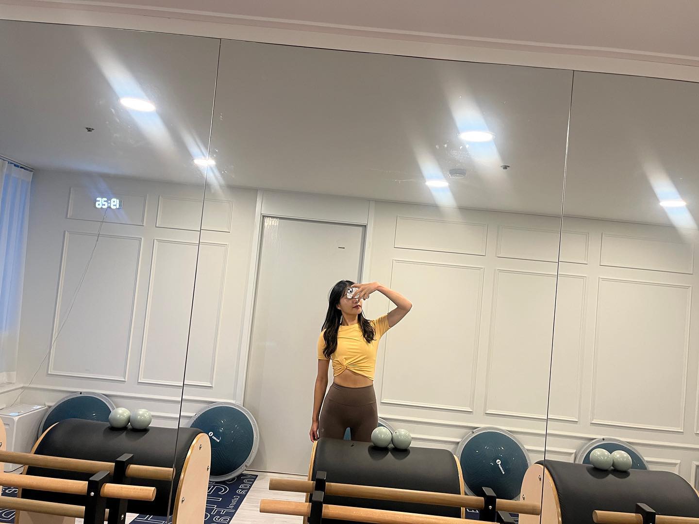 ✨23.09.05👀✨

약 한달간의 밀린 피드를 다시 올려보며 마음 다 잡기🐻!!!! 피드는 못 올리고있었지만 스토리는 간간히 올렸었던 한달인데...🫠운동은 운동대로 하고있지만!!!! 요새 조금 나태해진거같아서 마음을 다시 잘 잡고 피드를 열심히 올려보도록 하겠습니다😅😅바렐수업날 볼 과 함께 어깨 운동 한 사진😗✨👏🏻오늘도 그럼 화요팅입니댜🏃🏻‍♀️🩵

#운동기록 #오운완 #바렐스트레칭 #필린이🧘🏻‍♀️ #필라테스하는여자