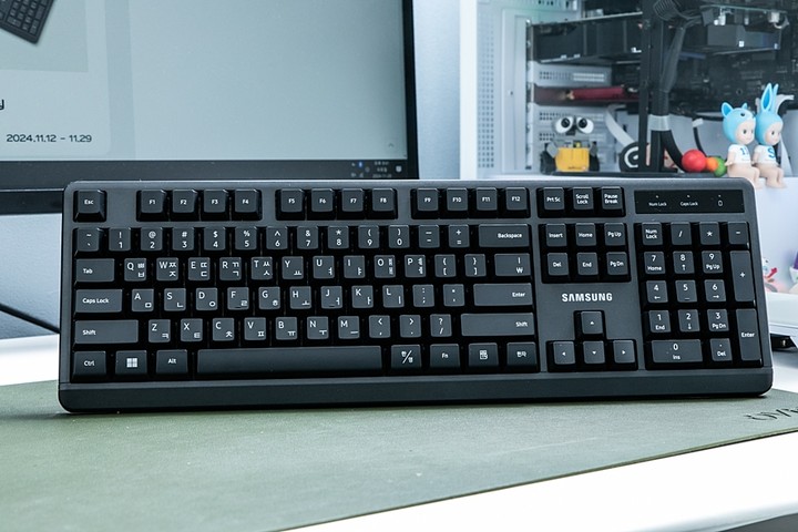 #광고
#삼성전자 #무선키보드 SK-M1600B #사무실키보드 #추천합니다.
가성비 넘치는 가격!! 18,900원에 구매할 수 있으면서
2.4Ghz 무선 연결로 사용할 수 있어서 편리하게 사용할 수 있죠.
멤브레인 방식에 문자 지워짐이 방지하는 레이저 문자 인쇄가 적용되었고요.
.
1. 104키의 클래식한 레이아웃
2. 레이저 문자 인쇄로 문자 지워짐을 방지
3. 10분 이상 사용하지 않으면 자동으로 스립 모드로 전환해서 배터리 관리
4. AAA 건전지 2개로 사용할 수 있고 리시버도 키보드에 보관이 가능
5. 멀티미디어 키 지원으로 쉽고 간편하게 사용
.
#사무실키보드, #사무용키보드, #휴대용키보드 찾으신다면 
삼성전자 무선키보드 SK-M1600B 추천합니다.
.
https://smartstore.naver.com/monikhan/products/11086336878
#무선키보드, #삼성키보드, #삼성무선, #사무용키보드, #휴대용키보드, #사무실키보드