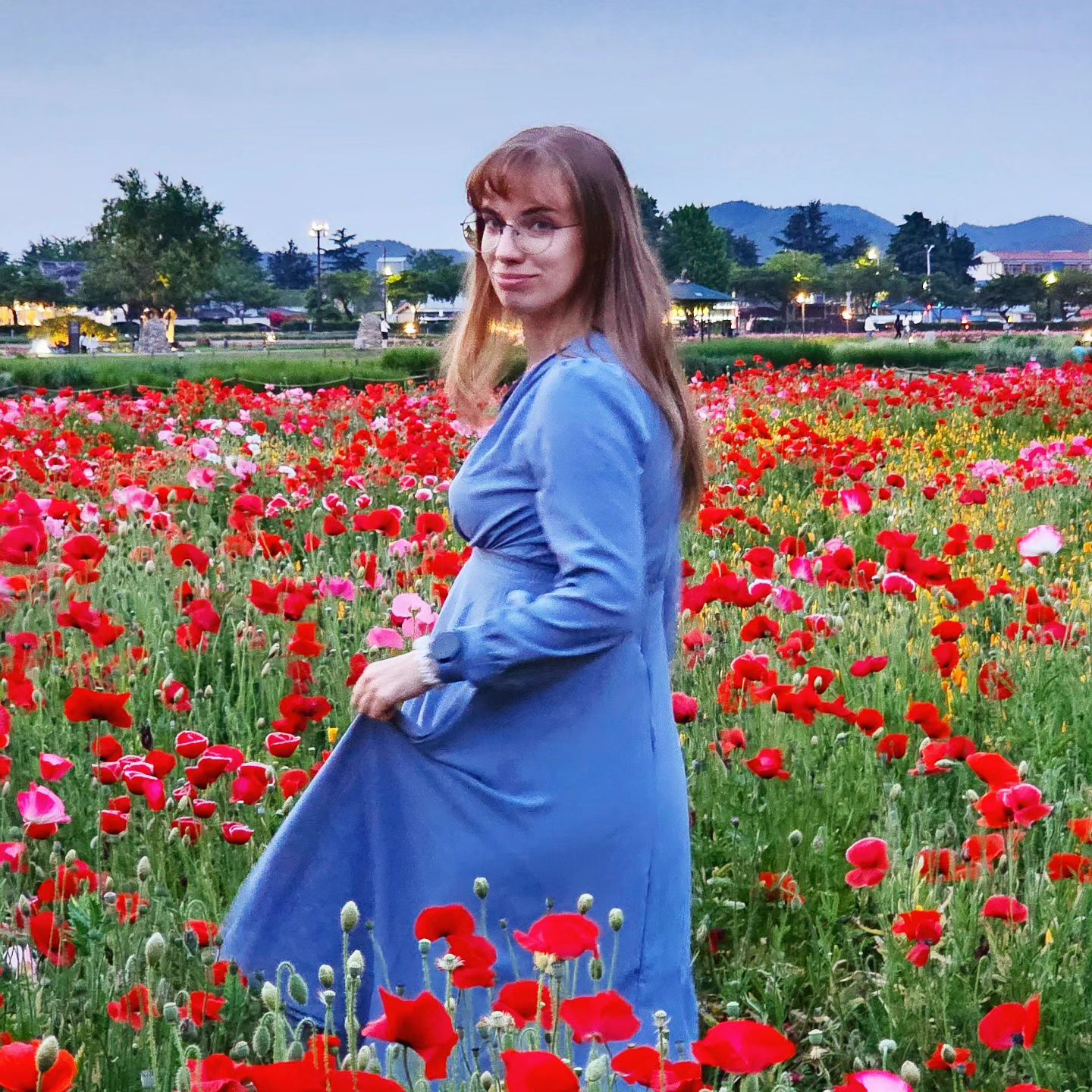 Jeśli miałabym wybrać jedno miejsce, które uważam za najpiękniejsze i warte odwiedzenia w Korei, to wybrałabym Gyeongju!

A Wy? Dokąd najbardziej chcielibyście wybrać się w Korei?

Gyeongju to miasto w prowincji  Gyeongsangbuk-do na południu  półwyspu. Miasto to było kiedyś stolicą państwa Silla i do teraz znajdują się tam liczne zabytki. Do tego stopnia, że miejsce to nazywa się często żywym muzeum.

Klimat Gyeongju jest niesamowity - na próżno szukać takiego w Seulu, dlatego gorąco polecam Wam zobaczyć i poczuć to magiczne miejsce samemu!

Na zdjęciach ja w Gyeongju - w okolicach najstarszego w Azji obserwatorium astronomicznego Cheomseongdae, przy królewskich stawach, na największym drewnianym moście Woljeong i przy hanoku (tradycyjnym domu), w którym nocowałam. 😍😍😍

PS. Ostatnie zdjęcie to ja po całym dniu pracy. Ciężkie życie influencera. 🤣

#Korea #koreapołudniowa #gyeongju #kyeongju #silla #polkawkorei #życiewkorei #wartepoznania #wycieczka #southkorea