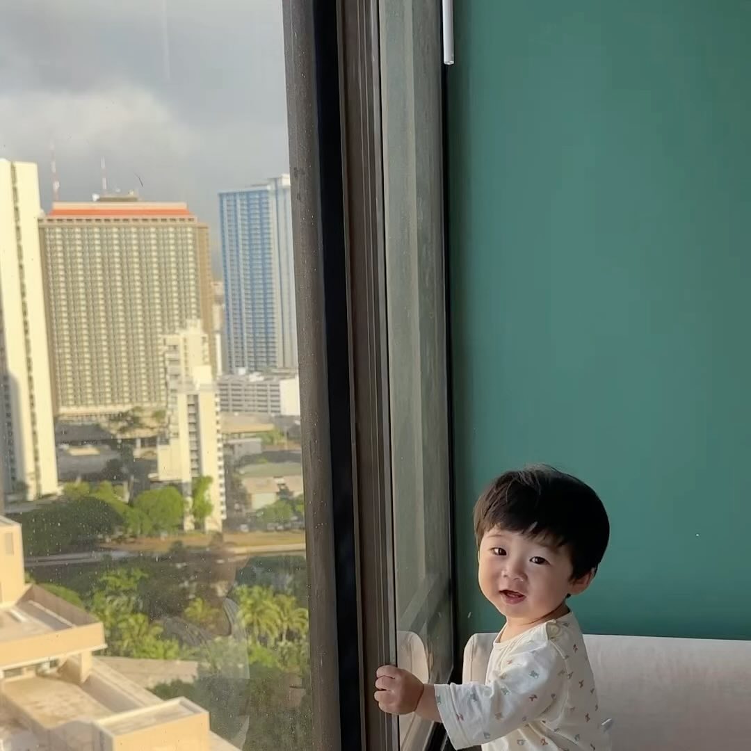 -

#하와이숙소 
8명이 같이 간 여행이라,
부모님 아이2명 임산부 
숙소선택이 젤 중요했음 !!!! 
가족 모두 만족한 숙소 ㅎㅎ 
바로 abnb808 🌈♥️

매일매일 27층에서
바다 무지개뷰 보면서 밥먹고 쉬고 
자고 일어나면 바다가 보이고 
이게 바로 천국아닌가싶었다 ㅎㅎ 

저녁에 바베큐장에서 고기먹고
아침 저녁으로 수영, 자쿠지 사용도 자유롭게 :) 

베드3 방2 욕실2 넓은거실 
조리도구 냉장고 세탁기 건조기 
비치의자 서핑보드까지.. 
너무 완벽하게 갖춰졌던 9일 하와이우리집🫶🏻

특히 걸어서 알라모아나 비치
힐튼 라군비치 가깝고
집앞에 2층핑크버스 타면
와이키키 메인거리로 금방간다요..🫶🏻

그리워 #하와이 ♥️