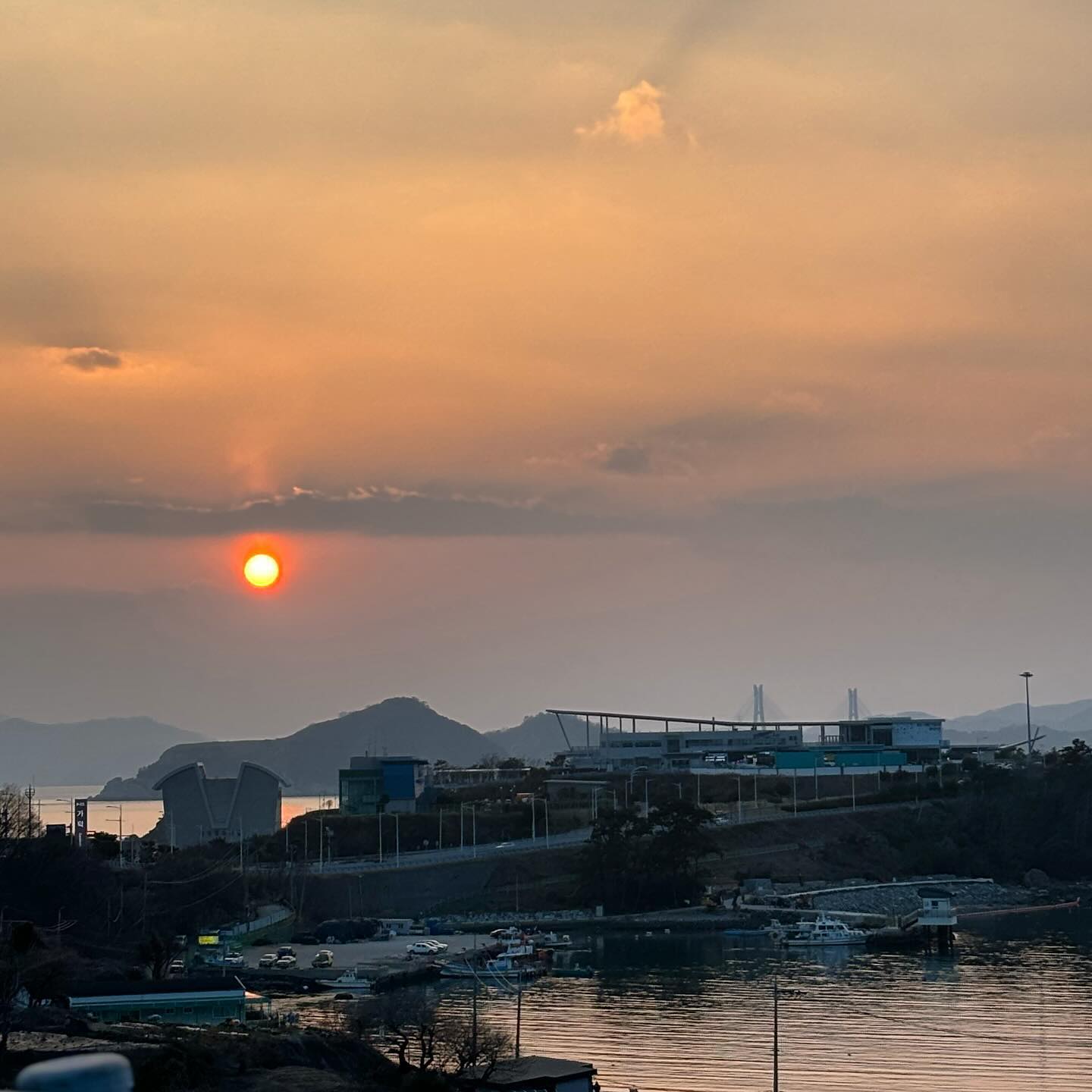 통영 가는 길 해가 이쁘다🌅
저를 아는 모든 분 모두 새해 복 많이 받으세요!💛