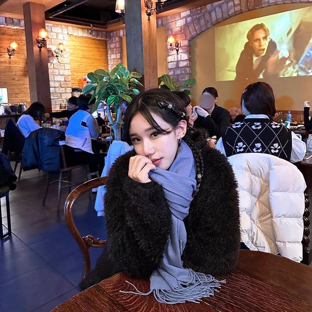 Grrrmiyao on Instagram: "#광고#롸잇히어#right_here#쇼핑몰추천 나 집에 목도리 3758개 있는데 맨날 이것만 매"