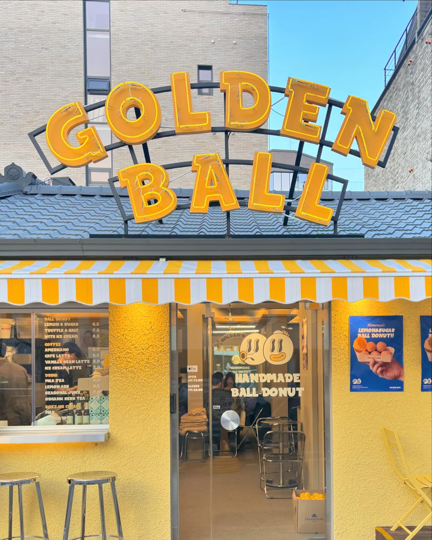 GOLDEN BALL

오늘 소개해드릴 카페는 
삼각지에 위치한 #goldenball 입니다.
노란색 간판이 눈에 띄는 골든볼, 
미국에 온 것 같지 않나요?

골든볼이라는 이름에 걸맞게 
이 카페의 시그니처는 볼 도넛입니다.
작고 귀여운 공 모양 도넛인데 크기가 적당해 
핑거푸드로 즐길 수 있습니다.

저는 STRAWBERRY & CREAM(8500) 볼도넛과
STRAWBERRY PARFAIT(8500)을 먹어보았는데
볼도넛 너무 쫄깃하고 맛있더라구요>_<
생딸기도 가득 들어있어서 상큼하게 즐길 수 있었습니다. 
같이 간 친구가 단 음식을 즐기지 않는데 
맛있다고 잘 먹었어요ㅎ

식감도 그렇고 맛 모양 모두 색다른 도넛이라 
삼각지 카페 찾으시는 분들 골든볼 추천드립니다!

방문할 수 있게 좋은 기회 주신 
_love.collector_ 님 감사합니다💕

📍서울 용산구 한강대로50길 31

🕑 매일 11:00-22:00
 (라스트 오더 21:30)

📱 0507-1378-1916

📧 goldenball_seoul 

#주파민카페투어