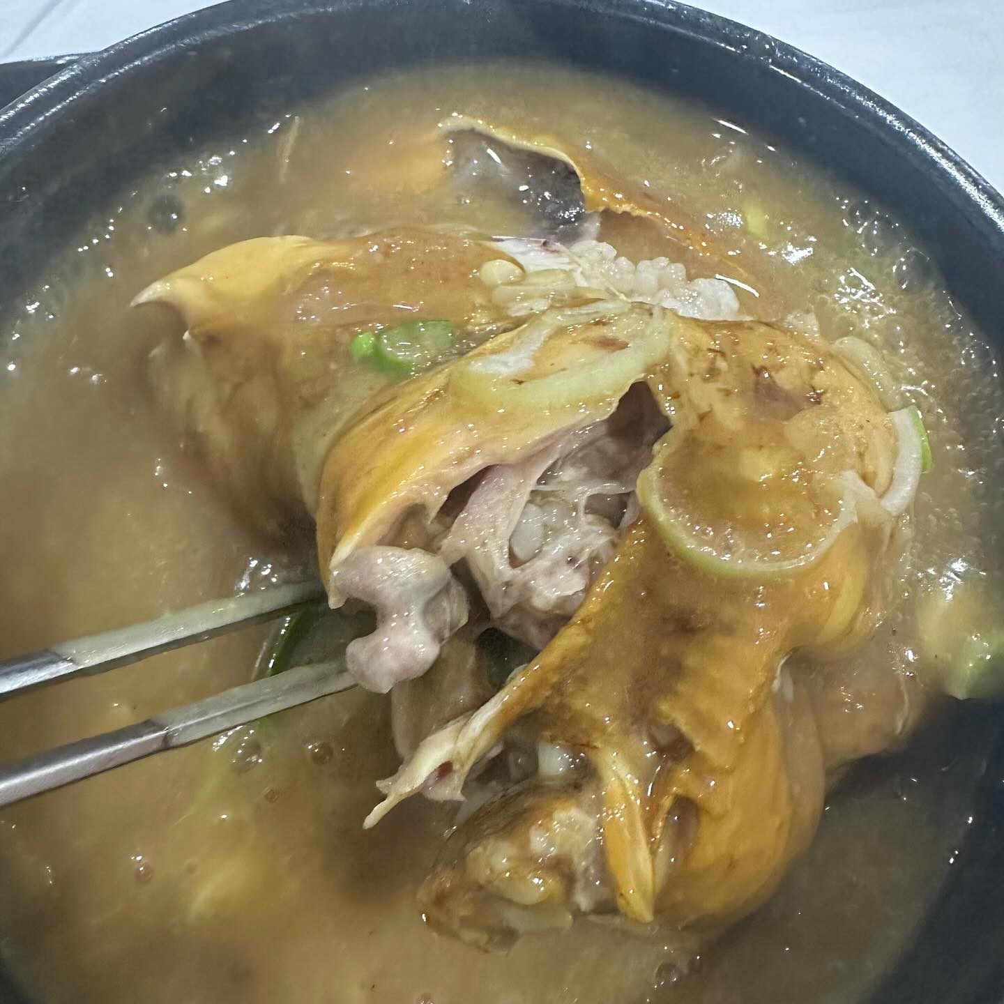 #협찬

🍗설가상황한방삼계탕🍗

오빠랑 몸보신하러 삼계탕 집으러 출동!!

둘 다 상황삼계탕 시켜서 먹었는데 국물이 진짜 깔끔하고
딱 우리 스타일 그 잡채...⭐️

반찬도 삼계탕에 딱 알맞은 반찬이고 반찬이 없으면 
바로 가져다주시고 엄청 친절하셔서 더 좋았던 가게

주방도 보이는 오픈형이라 믿고 먹을 수 있어요

지산리조트랑도 가까워서 스키나 보드타러 갔다가 먹어도 좋을꺼같아요

food_seolga 
-인스타로 실시간 재고 사항 및 전달 사항도 확인 가능해요!

📌 경기 이천시 호법면 덕평로 217-1 2층
 [덕평cc랑 롯데아울렛에 인접해있어요]

👀 평일 10:00 ~ 20:00
  토욜 10:00 ~ 15:00
 - 일요일 정기 휴무 -

#설가상황한방삼계탕 #이천맛집 #이천삼계탕 #덕평cc #이천롯데아울렛 #이천드라이브 #이천데이트 #용인맛집 #덕평cc맛집 #이천롯데아울렛맛집 #이천맛집추천 #이천맛집베스트 #이천맛집투어 #삼계탕맛집 #삼계탕 #이천골프장 #지산리조트 #지산리조트맛집 #h1cc #h1cc맛집 #골프장맛집 #설가삼계탕