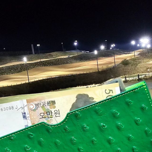 Som on Instagram: "#광고 #라운딩필수템 #골프지갑 이렇게 예뻐도 되나? 6가지 컬러로 나를 빛나게 하는 #골프라운딩지갑 요즘 재미들린 #내기골프 에 찰떡 #골프내기지갑 그린컬러가 빛나는 #라