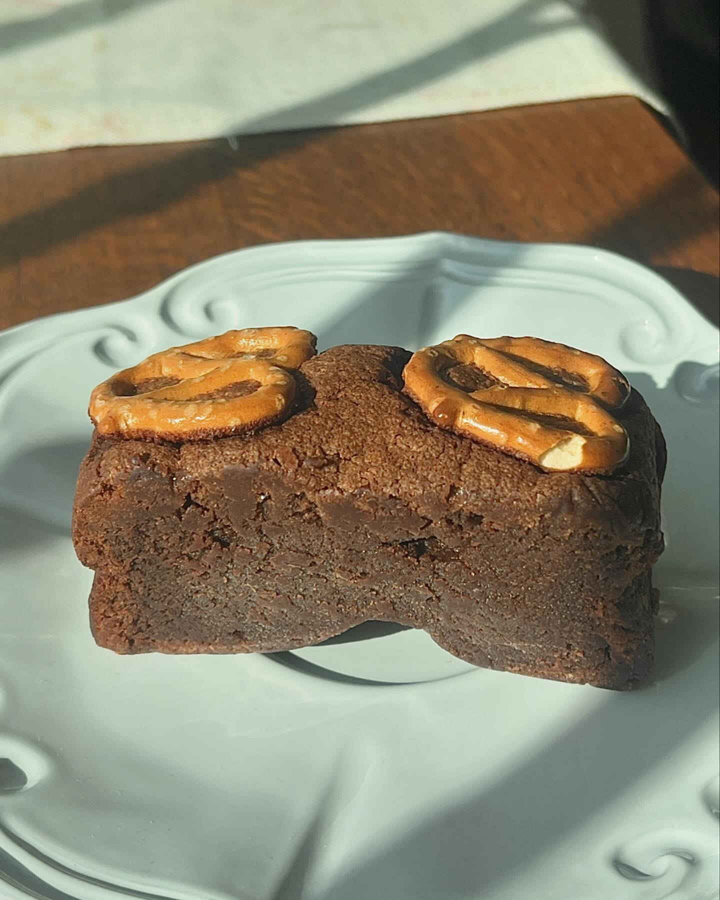 #빵쏘야픽 
서비스로 받은 브라우니인데 담에 간다면 꼭꼭 내돈내산 할 예정 . 생초콜릿처럼 입에서 사르르 녹는데 그것보다는 또 식감이 있어 자꾸 손이 간다 . 부담스럽지 않은 달콤함이 딱 좋고 요즘 먹어본 브라우니들은 뭔~가 부족했는데 오랜만에 제대로 된 브라우니를 만났다 ..♡ 케이크도 맛있는데 구움과자도 너무 잘하셔 ,,,,,

브라우니
.
.
.
#soya_changwon in 사림
#창원 #창원대카페 #사림동카페 #베희크샵 
#브라우니