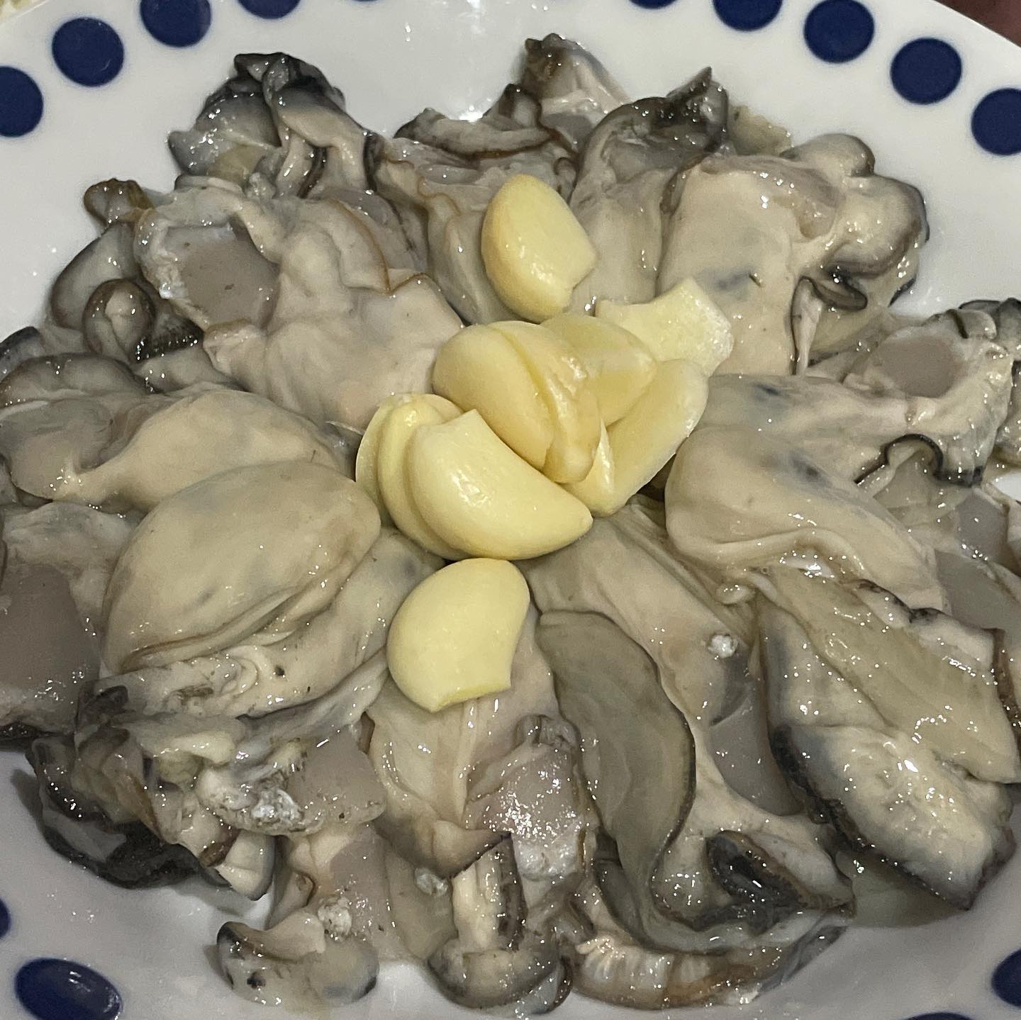제철음식은 꼭 먹어줘야 하니까!
드디어 굴의 철이 돌아왔다
생굴로도 먹으려고 주문 즉시 바로 배송을 해주는 곳에서 주문했음
통영 산지에서 작업한 굴을 받은 그날 생굴로 먹으면 된다.
대신 그 다음날부터는 생으로 먹긴 위험하기 때문에 나머지는 냉동실에 얼려두고 필요할때마다 꺼내먹으면 됨!

생굴먹으려고 보쌈까지 주문한 나야
그리고 굴전까지 만들었더니 푸짐하다 푸짐해ㅎㅎ
내가 주문한 통영 생굴은 통영 산지의 신선함과 진한 바다의 맛을 느낄수 있다.
영양소가 풍부하고 뛰어난 품질과 신선함에 재구매각을 외쳤던ㅋ
생굴은 돌쇠네 농산물에서 구매했으니 제철음식 놓치지 말고 드셔보시길

냉동실에 얼려둔 굴로 굴국밥 해먹어야지 
중간중간 껍데기 제거 안된거 있으니 조심!ㅎㅎ

#돌쇠네농산물 #굴 #생굴 #제철음식 #집밥 #집들이음식