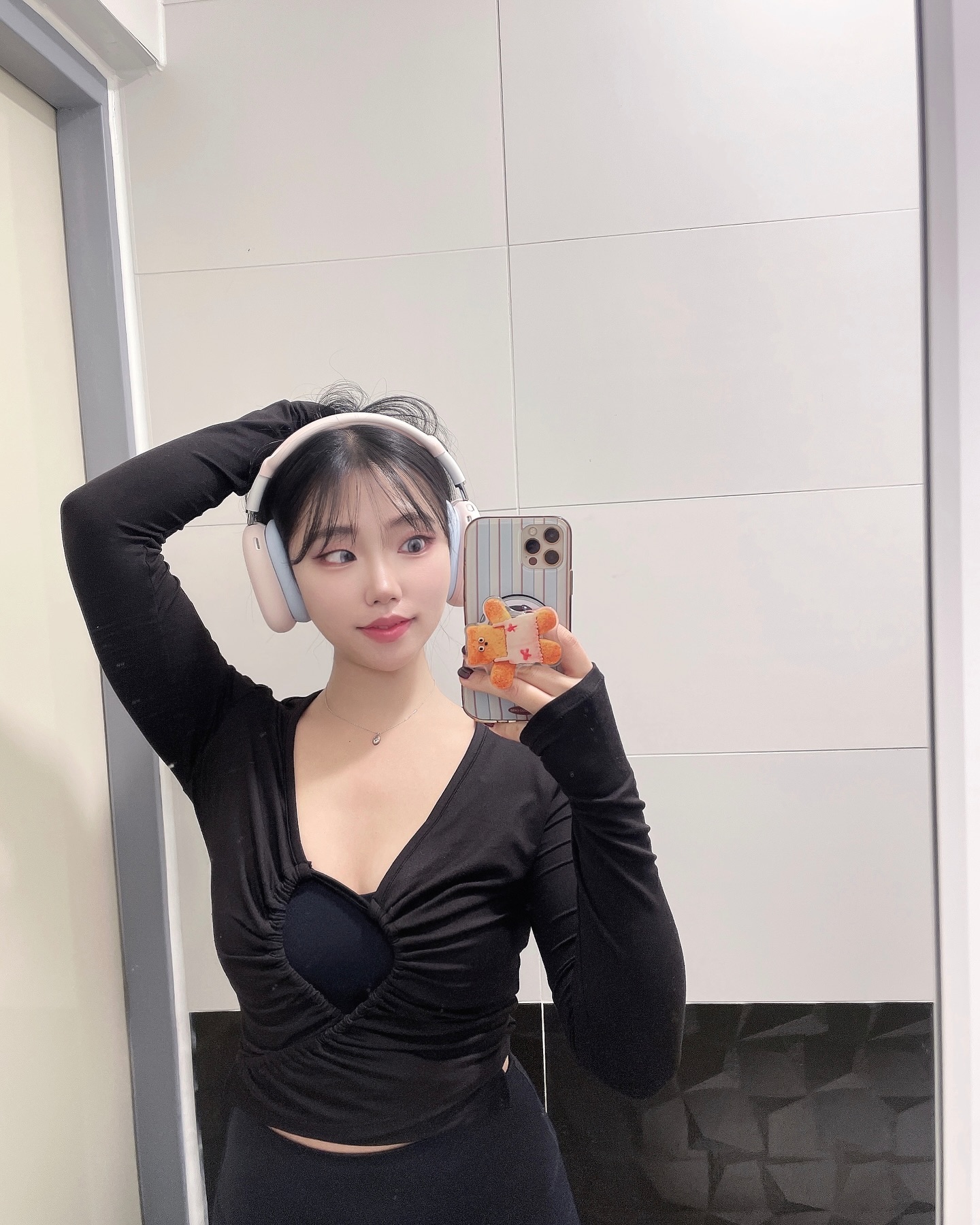 오징어 게임과 함께한 주말 마무리🦑✨
연말이라 평일에 약속 소화하느라 힘들었는지 주말내내 집에서 오징어 게임 정주행 + 배달음식 먹으며 보냈어요🤭
오늘 인바디 보니까 엉망진창… 몸도 무거워서 둔해진 느낌😭
벌받는 느낌으로 웨이트+ 유산소 40분 클리어💪🏽
약속들 좀 정리되면 다이어트를 좀 해야겠어요!

OOTD
브라탑 grandeline.official 
가디건 grandeline.official 
레깅스 vinaandco