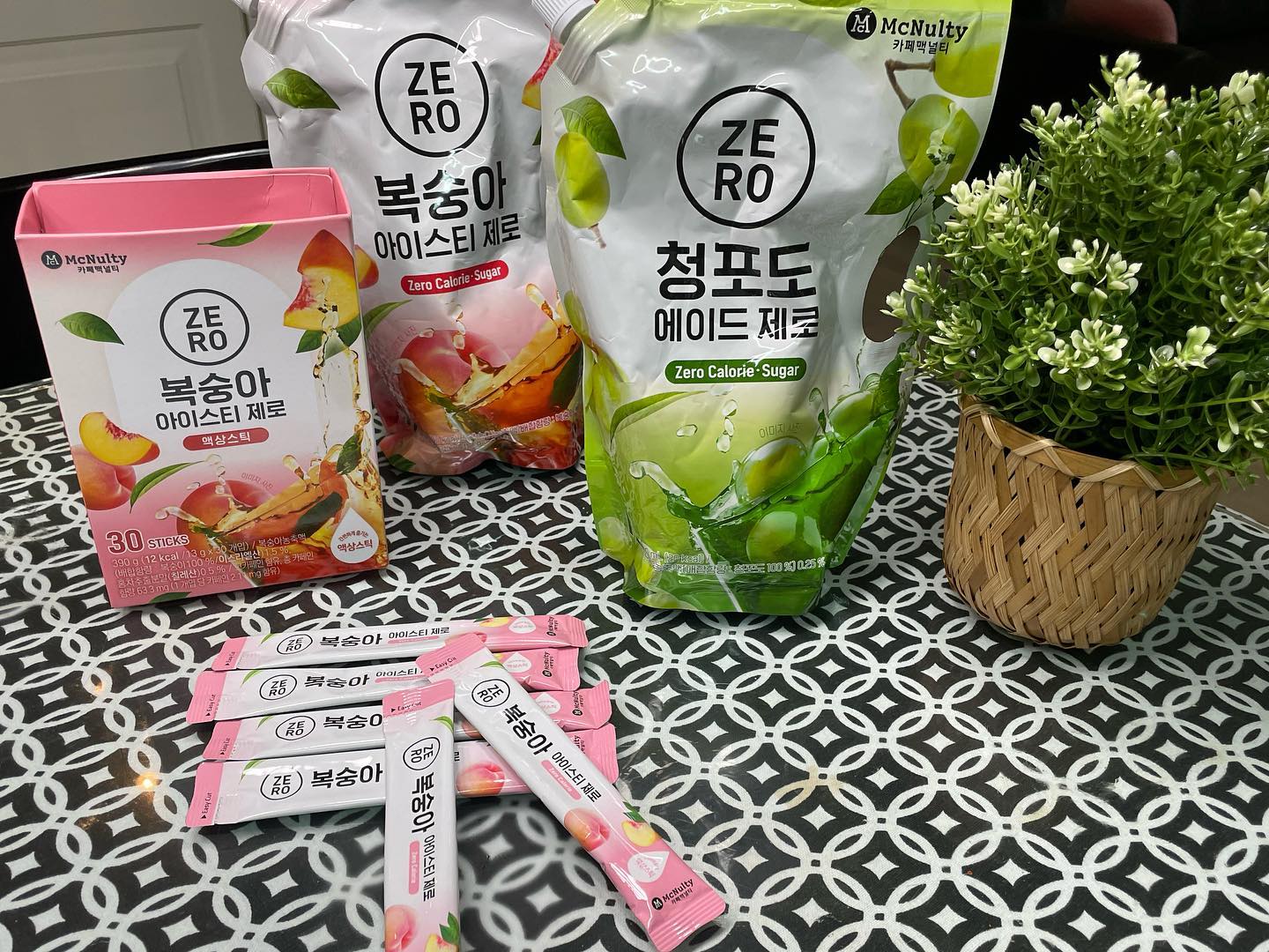 #협찬#맥널티

오늘 리뷰를 제품은 맥널티에서 나온 대용량 복숭아,청포도 아이스티 입니다

전에는 간편하게 나온 스틱형을 소개했는데요 이번엔 대용량으로 내가 원하는 당도로 조절하며 먹을 수 있는 제품입니다.
스틱형은 밖에서 휴대하며 먹을 수 았는 장점은 있지만 쟁여먹고 손님이 오신다면 타드리기 좋은 제품은 대용량인거 같은데요

복숭아맛은 카페에서 먹는 맛 그대로인 호불호없는 맛이라면 청포도는 새콤달콤한 과즙이 팡팡 터지는 맛이였습니다🍑🍇

칼로리가 제로여서 부담없이 즐기기 좋은 음료며 특유의
제로슈가 맛이 안나고 그냥 오리지널 에이드맛이 나서 너무 좋았습니다!

제품구매링크:bit.ly/zero-1L

#복숭아아이스티#청포도에이드#1리터음료#대용량음료#홈카페#사무실음료#제로칼로리#파우치음료#다이어트음료