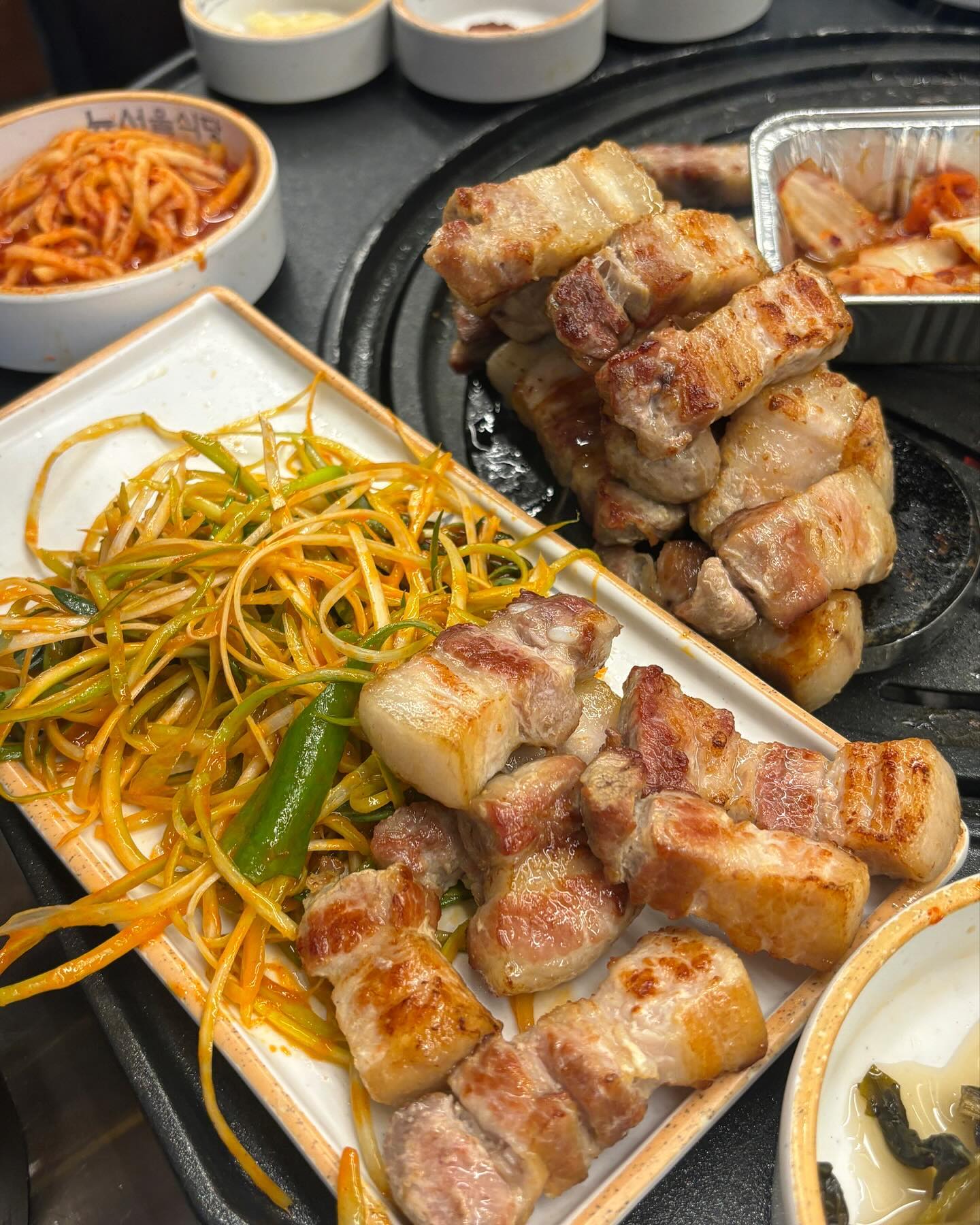 방이동 신상 고기집 뉴서울식당❤️‍🔥
삽겹살 1인분에 10,000원인데 두께도 대박🫣
너무 맛있게 먹고온 고기집이랍니다ㅋㅋㅋ

김치랑 마늘도 같이 구워서 먹기 좋게 셋팅되고
숙성삼겹살이라 더 맛있고 두꺼워서 식감굿🔥
그리고 이가격에.. 고기를 구워주십니다🙏🏻

남자친구랑 밥 1인1공기에 된장술밥까지 시켜서
(저희는 원래 고기랑 꼭 밥을 많이 먹어요☺️)
4인분먹고 왔숩니다! 배터지는줄 알았어요ㅋㅋㅋ

방이동은 고기집이 많은데 가성비 좋은 곳은
찾기 어려웠거든요! 맛있는 삼겹살은 여기서 드세요✨
모두 맛저하셨는지 크크 좋은 밤 되세요💗

#협찬 #방이동먹자골목 #방이동 #방이동삼겹살 #방이동고기집 
#삼겹살 #삼겹살맛집 #가성비굿 #잠실삼겹살 #잠실고기집 
#뉴서울식당 #먹스타맞팔 #먹스타 #먹팔맞팔 #먹팔해요