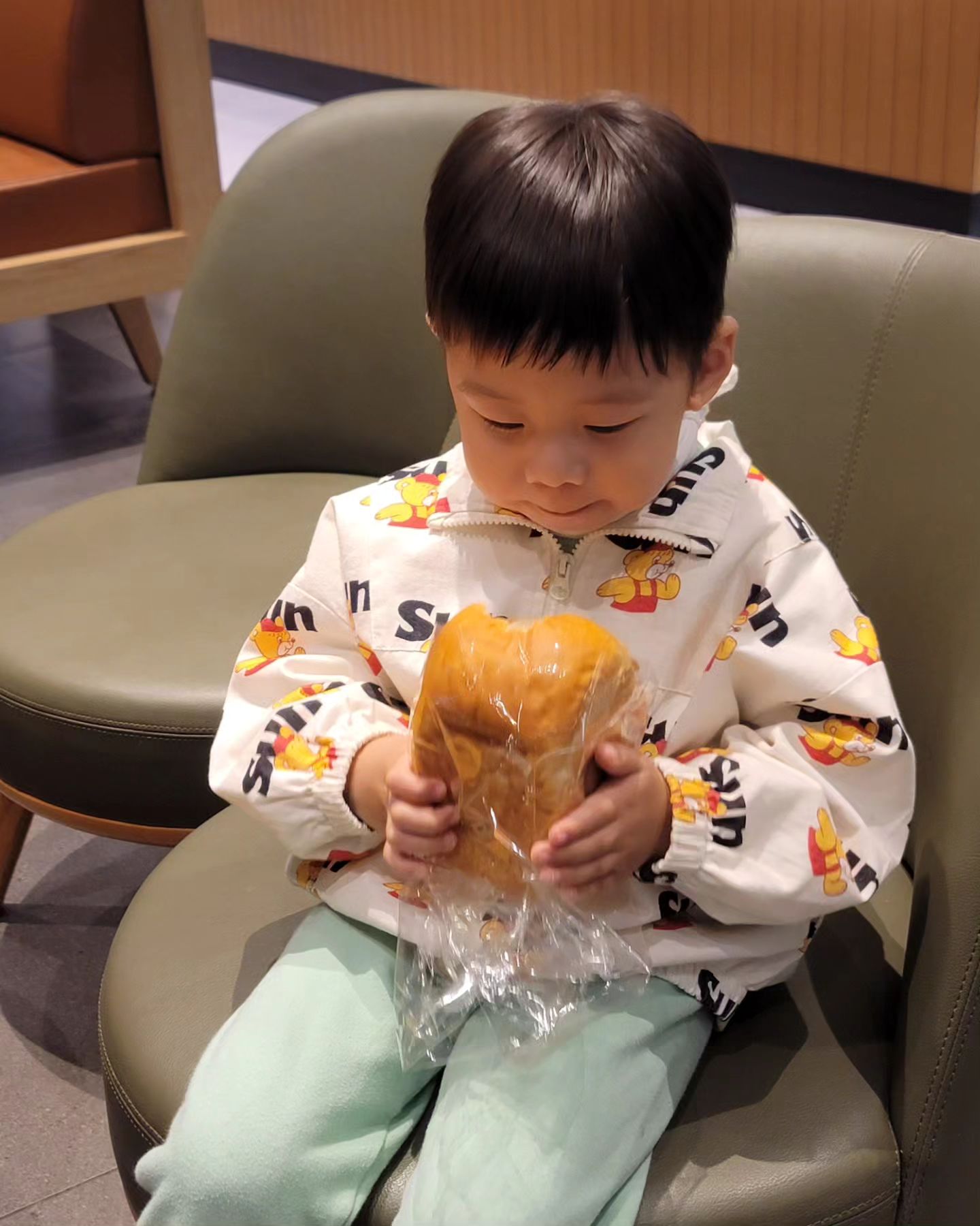 𝗗+𝟭𝟯𝟲𝟴 𝚑𝚊 𝚢𝚞𝚕♥︎ 
⠀
연이은 아빠 외박에 할미까지 못봐
심심하고 속상할 하율이를 위해
하원하면서 시작한 둘만의 데이투 ㇱ 
⠀
⠀
하율이가 제일 좋아하는 김밥 먹고
좋아하는 빵집에서 식빵도 사서
통째로 와구와구 뜯어먹게도 해주고
오락실 가서 만원 탕진잼 💸

집에 갈까, 마트 갈까 ? 하니
마트가서 신나게 놀재섷ㅎㅎㅎ
둘이 1시간 넘게 장보며 놀고 집오니 8시 반🤣,,

올만에 목욕대신 샤워하고 같이 누웠는데
엄마 먼저 기절해버리깈ㅋㅋㅋㅋ
⠀
⠀
주말엔 아빠랑 잼께 놀자 .ᐟ.ᐟ.ᐟ (엄마 찾지마😶‍🌫️)
