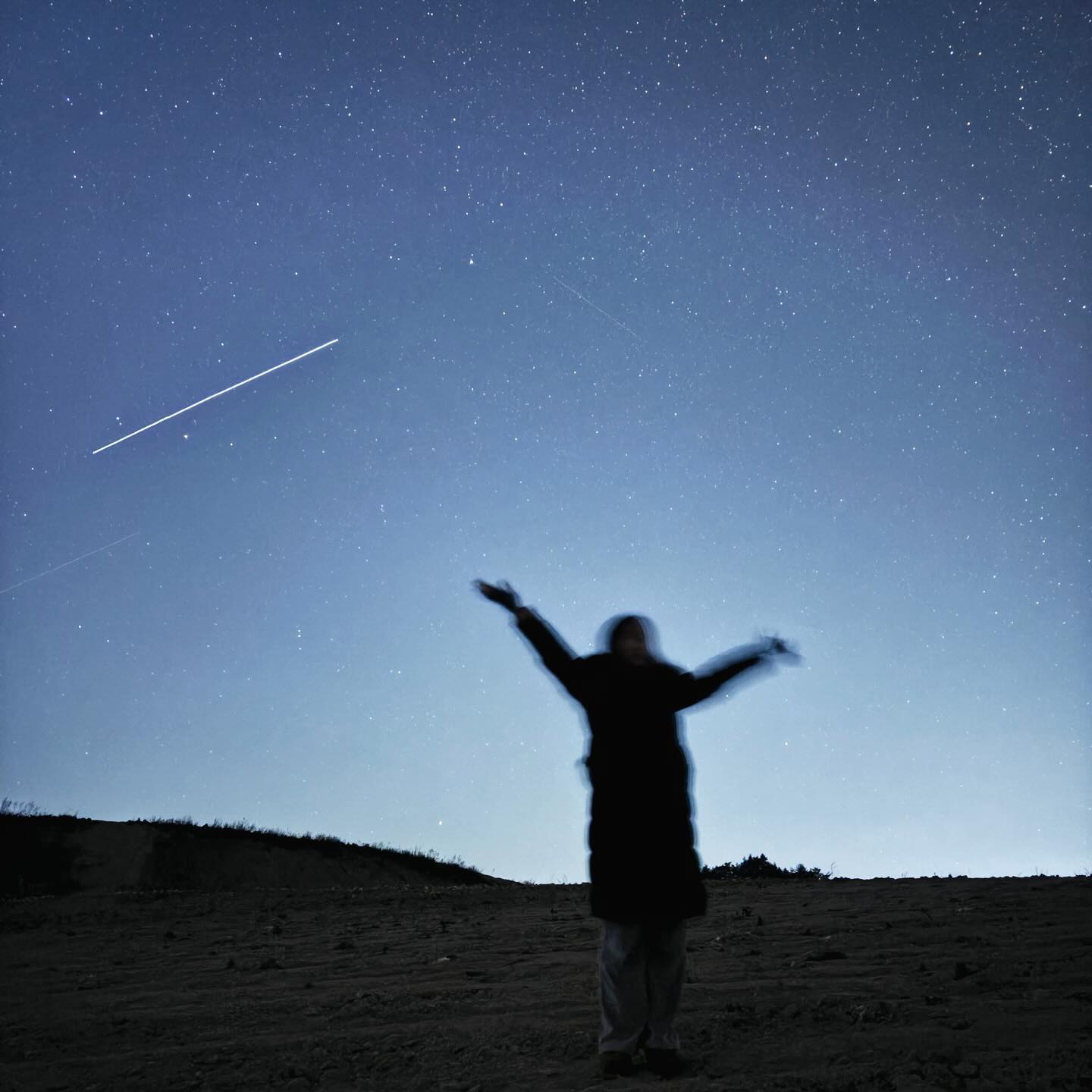 별도 달도 다 따 줄 사람?🌟
처음 갔을 땐 춥고 별도 선명하게 잘 안보였는데, 시간이 지날수록 눈에 점점 더 밝게 보였던 하늘 위에 수많은 별 그리고 별똥별인지 위성인지..🤫
오랜만에 이렇게 많은 별들을 봤다 역시 하나님이 지으신 자연은 위대하고 아름답다 (근데 진짜 너무 추워서 손가락 동상 걸릴 뻔;;ㅎㅎ)
아무쪼록 2024년엔 하늘을 수놓은 별만큼이나 행복한 일들로 가득했으면🙏