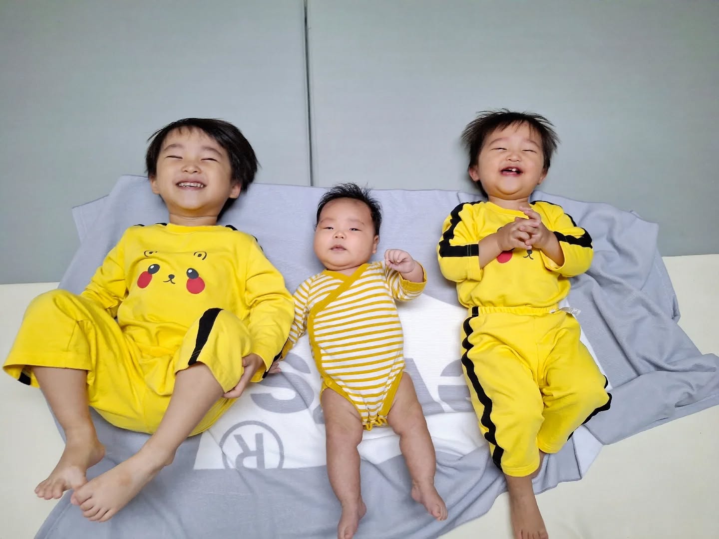 우리 집 병아리들 잘 크고 있구나🤭

첫째는 운동회에서 달리기하는데
정말 잘 달려서 진짜 놀랐고•̀ᴗ•̀

둘째는 하루하루 말이 부쩍 느는게
느껴져서 기특하고 이쁘다•̀ᴗ•̀

셋째는 벌써 7키로라니..
엊그제 낳은것같은데 너무 빨리커서
아쉽다..😢

무럭무럭 아프지말고 잘 자라라 아가들아