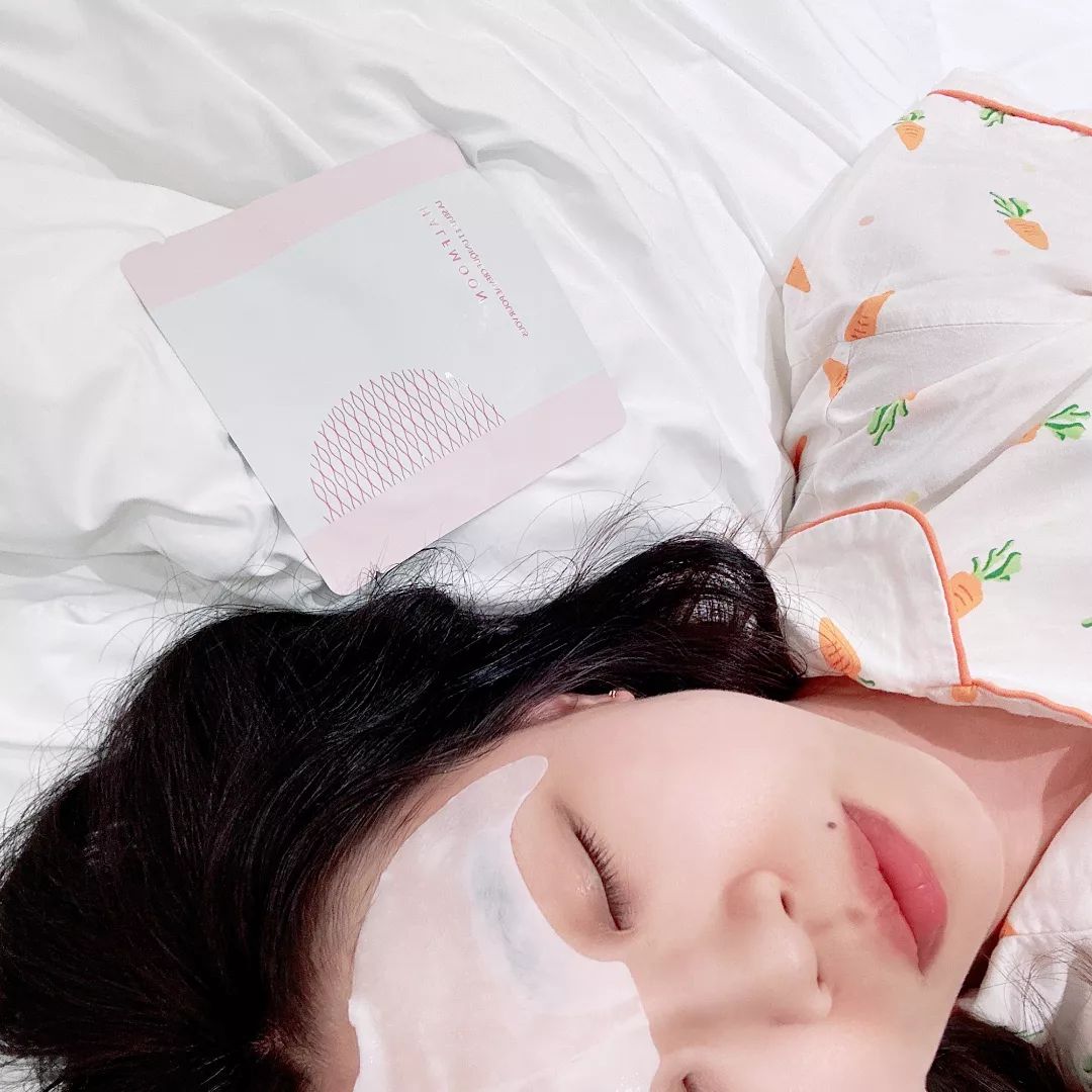 협찬
.
어느순간 이마에 주름이 조금씩
보이기 시작하고 탄력도 떨어지더라구요
나이 한살 한살 먹고
있다는게 느껴지면서 은근
스트레스 받더라구요

스트레스 안받을려고
집중케어 #반달필업팩 으로 관리중!

미간부터 이마를 집중케어 하는
이마 전용 팩이에요
이마에만 올려두면 되니깐
팩 하는 동안 음식을 먹을 수
있고 해야 할 일 들 할수 있어서
부담없이 1일 1팩 할수 있어요

자극없는 100% 천연 순면 시트로
촉촉함이 오래 지속되고
피부가 예민한데 순면시트라
그런지 트러블이나 부작용없이
잘 쓰고 있어요~

팩 붙이고 10~20분후 떼어내고
피부에 남은 에센스를 가볍게 두드려
주세요~

8ml 에센스에 흡수율 높은
저분자 특허 펩타이드가
가득 함유되어 있어서

팩 붙인 미간,이마 부위 피부가
눈에 보이고 느낄 만큼 촉촉 해지고
팽팽 해지는 느낌이 들어서
관리 꾸준히 해야지~ 하고 있답니다

제품 써보니 너무 좋아서
공동구매로 좋은혜택에 소개해드릴려고
준비중! 기대해주세요 ^^

#이마팩 #이마주름팩 #베다이트 #이마주름 #뷰티템#이마주름없애는법 #이마주름패치 #팩추천 #1일1팩