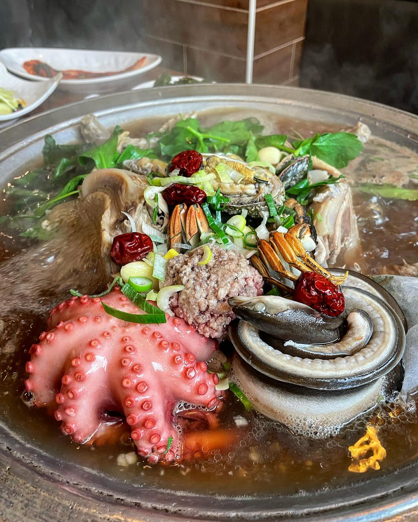 다른 메뉴가 더 맛있는 #마곡 #땡순이아구찜

이거 하나면 1년 보양은 끝이다.

땡순이아구찜 어떤가? 아구찜 맛집의 포스가 좔좔 흐르지 않은가?
아니다 나는 원기회복탕을 먹었다. 무려 인삼, 야관문, 참게, 전복, 능이버석, 소고기, 오리, 문어 그리고 장어가 들어간 최강의 조합이다.
지금까지 살아오면서 이런 조합의 음식은 처음 접해봤다.

처음 솥뚜껑으로 덮혀 베일에 쌓인 음식이였는데, 그 솥뚜껑을 열어보고 입을 다물지 못했다. 보글보글 끓어오르는 원기회복탕의 냄새만 맡아도 기력이 보충되는 느낌이였다.
탕이 먹기좋게 익으면 오리와 각종 재료들을 먹기 좋게 잘라주신다.
요리들을 먹고 있음 장어가 먹을 수 있도록 익는데, 물에 빠져서 익은 장어의 맛도 너무 담백했다.
국물은 찐하고 드래곤볼에 나오는 선두를 먹은 느낌이 들었다.

음식을 모두 먹으면 녹두죽을 끓여주시는데, 녹두죽은 너무 고소해서 배가 불러도 마구마구 들어간다.

기본적으로 음식솜씨가 너무 좋아서 다음번엔 다른메뉴를 먹으러 가봐야겠다.

참고로 가게엔 유명인들의 싸인이 엄청 붙어있는데, 나만 몰랐던 우리동네 찐맛집 인가보다..

#깨비_마곡 #깨비_마곡나루

📌땡순이아구찜(서울 강서구 마곡중앙로 161-22, 2층)
📌원기회복탕 97,000원
⏰11:30~22:00
☎️02-2659-3020