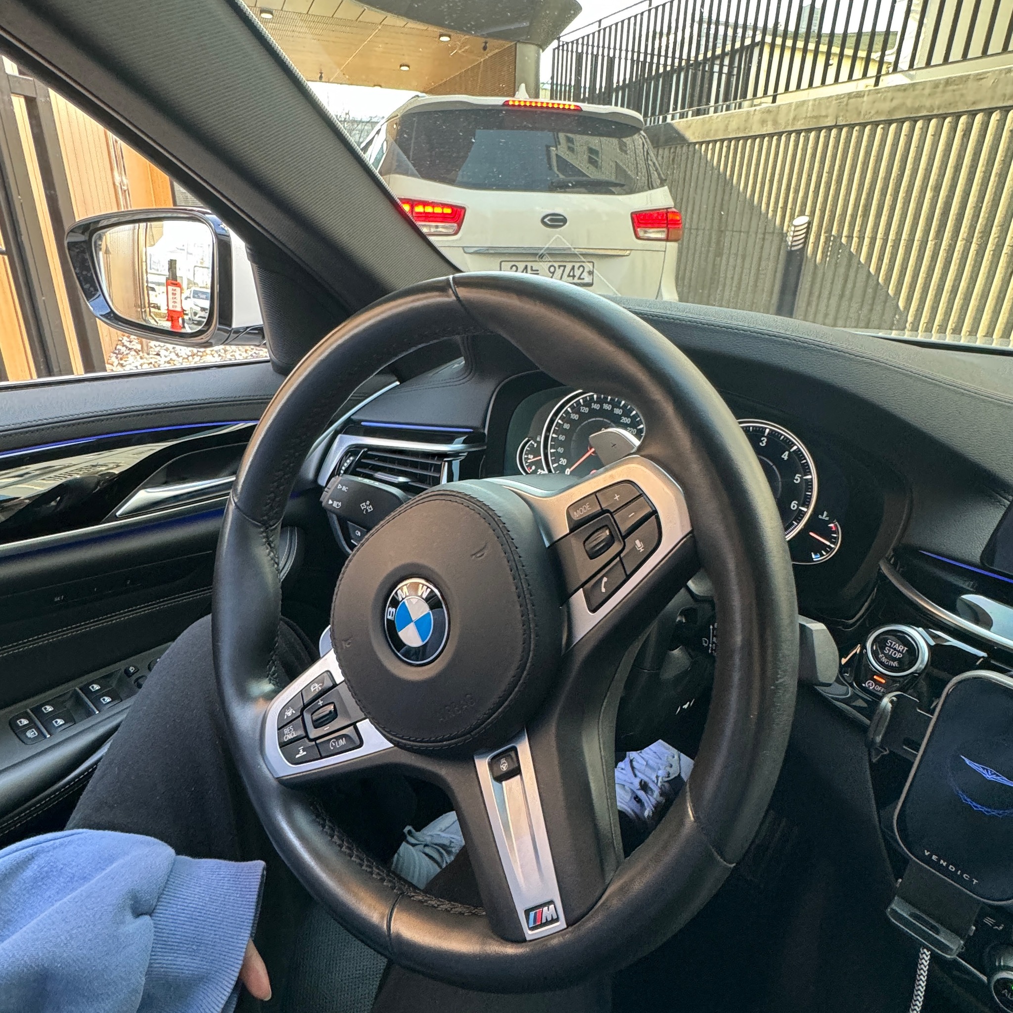 #BMW 후덜덜 오빠차 운전해보기...
캐스퍼타다가 이거타니까 좋긴좋네 🤣
.
.
.
#운전연수 #승용차 #캐스퍼 #비엠
#530i #경차탈출