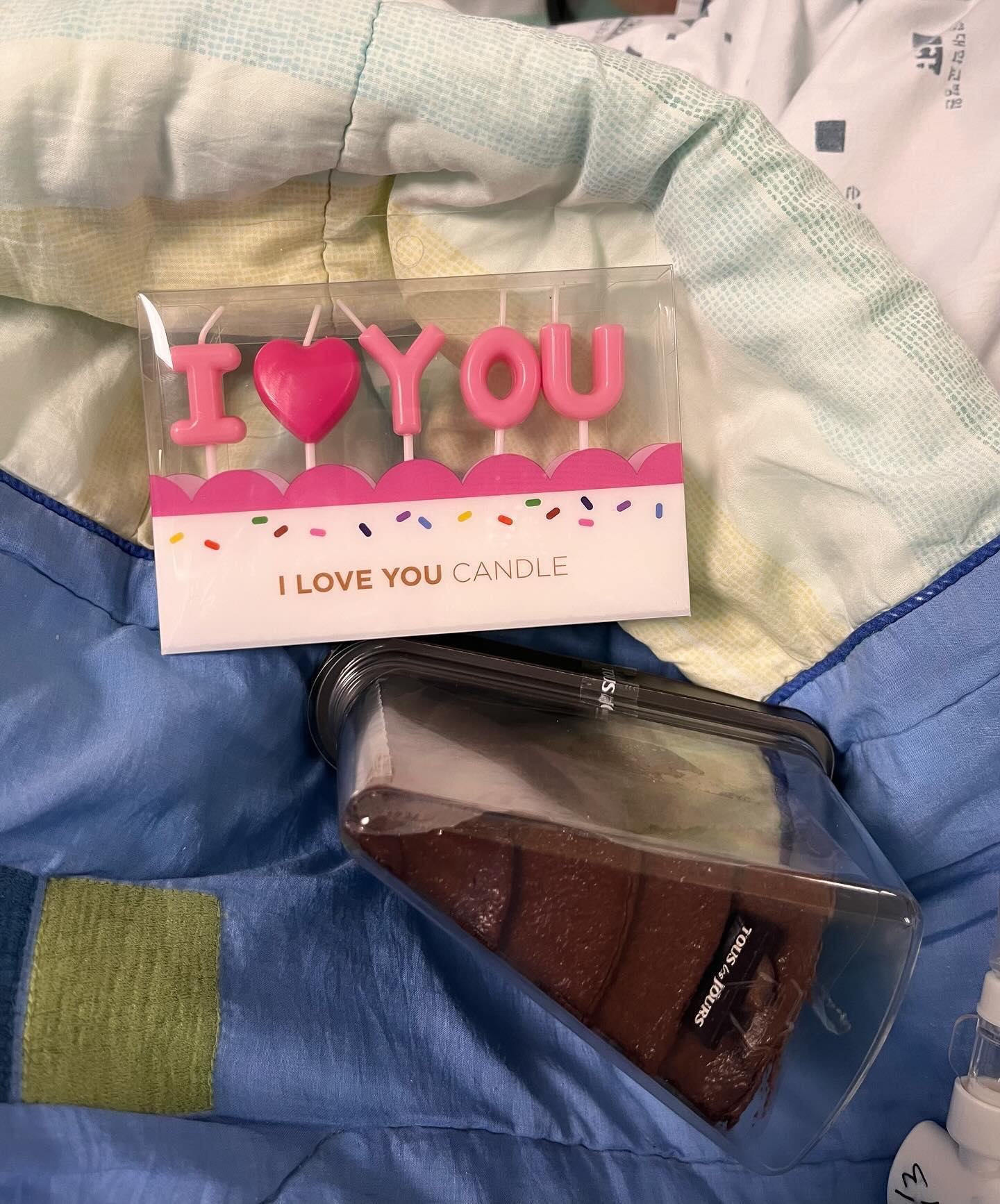 오늘 엄마생신이다.🎂
엄마 생신을 중환자실에서 보낼줄 몰랐는데..
중환자실이라 뭘 할 수가 없어서..
작게나마 이렇게 준비했다.
나중에 엄마깨어나시면 보여드려야지^^

근데 오늘 되게 신기한일은..
“엄마 생일축하해..일어나면 파티하자~“했더니..엄마가 기지개를 펴듯이~
쭉욱~~편다고해야하나 그랬다..
어깨부터 몸 전체가 쭉쭉이 같이 쭉~~하고 잘잤다~이런거 같아서 완전깜놀..벌떡 일어나는줄..

그리고 다리도 운동시켜줄께..하고 
무릎을 접었다 폈다 해주려고 하니까 
팍~~하고 힘을 꽉 주고있다가 푸는거지..
우와 너무 힘이들어가 있어서 또 놀랐다는거..
손도 붓기도 많이 빠지고..
좋은 징조인거져?^^

감사하다..이모든것들이..정말 감사하다..🙏
엄마 생신축하하고..빨리 일어납시다💪

#엄마#뇌출혈#엄마생신#건강#중환자실#엄마생신축하드립니다❤️#빨리깨어나길#🙏