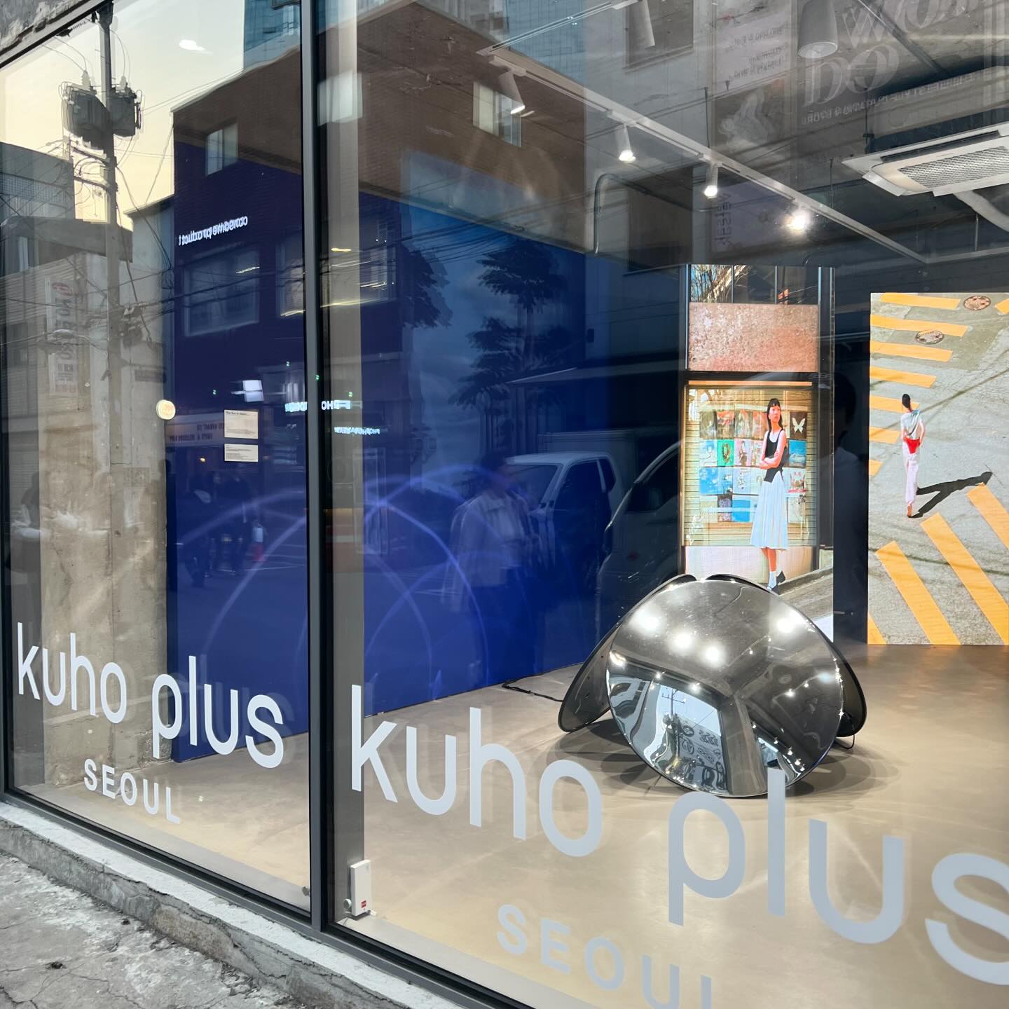 올 블랙 러버는💛 구플 성수에서 행복하게 쇼핑🛍️ 1,2층 멋진 작가님들 전시까지 구경하는 1석 2조 쇼핑💙  #구호플러스 #구플성수 #구호플러스서울 #kuhoplusseoul #구플 #성수스테이지35