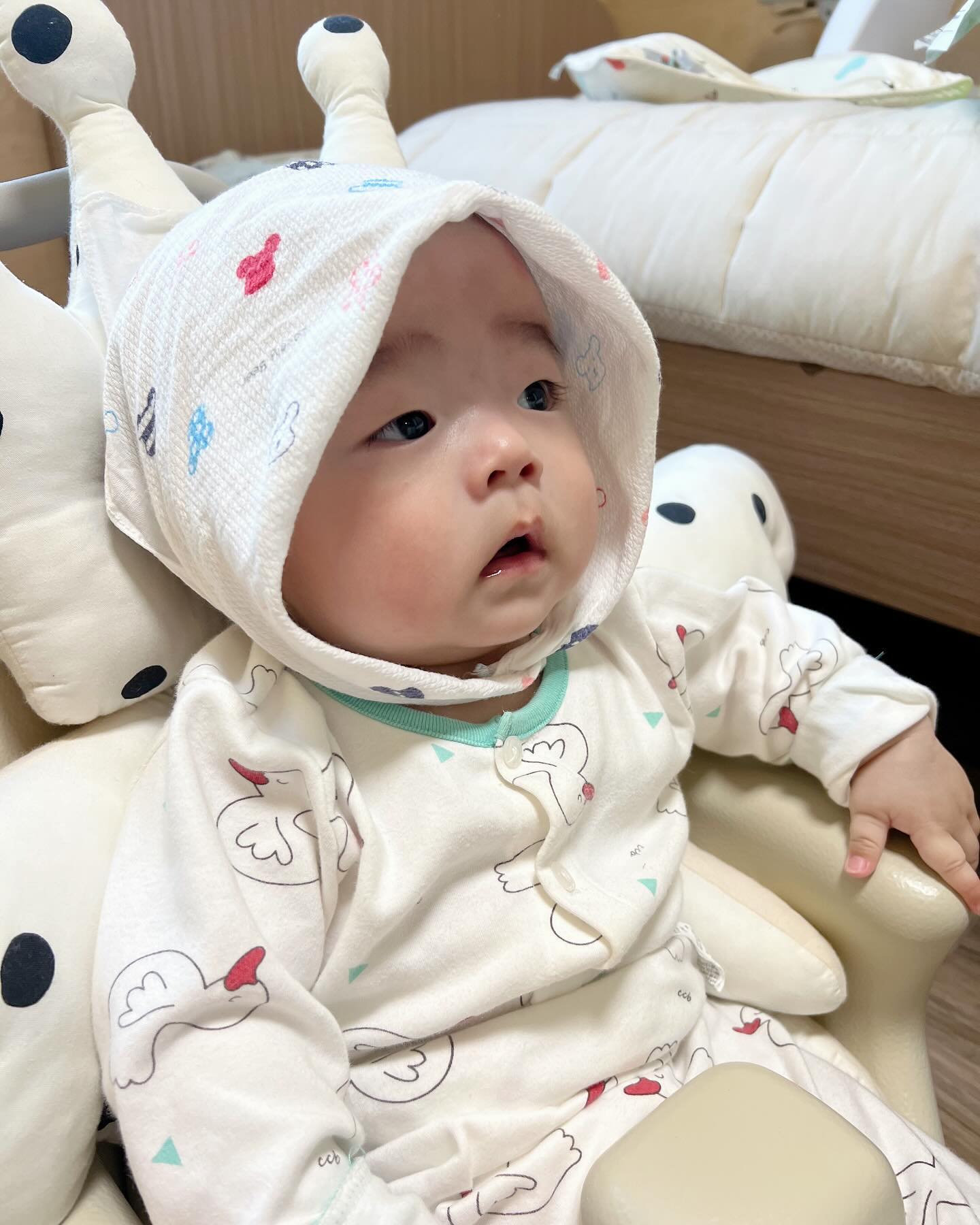 슬기로웠던 병원생활!🏥
그리고 행복한 퇴원🏠❤️❤️

독감으로 진짜 고생고생했던 우리 제민이가 퇴원을 했어요!
진짜 너무너무 기쁘네요ㅠㅠ🥹🥹

의자 선생님께서 생각보다 제민이가 강하고 건강해서 놀랐다고 해주셨어요ㅎㅎ 
빨리 괜찮아졌다고 칭찬해 주셨답니다!!👍🏻

병원생활은 진짜 너무너무너무너무 힘들었지만…💦
집에서는 온전히 제민이를 위해서만 시간을 보낼 수 없었는데
입원하고 온전히 제민이를 위해 모든 걸 해주고 맞춰주다 보니 
더 제민이와 가까워지고 소통하는 것 같았어요!🥰

우리 제민이…진짜 너무너무 수고했어!😢🫶🏻
아프지 말자 진짜 엄마가 더 잘할게…❤️💦💦

남은 약도 다 먹어야 한다고 하셨는데
약 열심히 먹어보자☺️

집에 오니 우리 고양이 친구가 보고 싶었다고 야옹야옹😺
반기네요ㅎㅎㅎㅎ
오늘부터 다시 고양이와 공동육아ㅋㅋㅋㅋㅋ🐈

아프지 말고 행복하게 지내자 ❤️

모두모두 독감 조심하세요😢😢진짜 죽어나요💦💦
항상 건강이 최고🤣❤️❤️

#독감 #아기독감 #퇴원 #드디어퇴원🎉 #집에서행복하자 #아프지말자 #제발 #건강이최고 #아기야아프지말자 #내가대신아팠으면 #진심으로 #사랑해내새끼 #육아 #육아맘 #육아소통 #육아맘소통 #육아일상 #육아스타그램 #아들 #아들맘 #첫째 #일상 #일상소통 #병원은힘들어😭