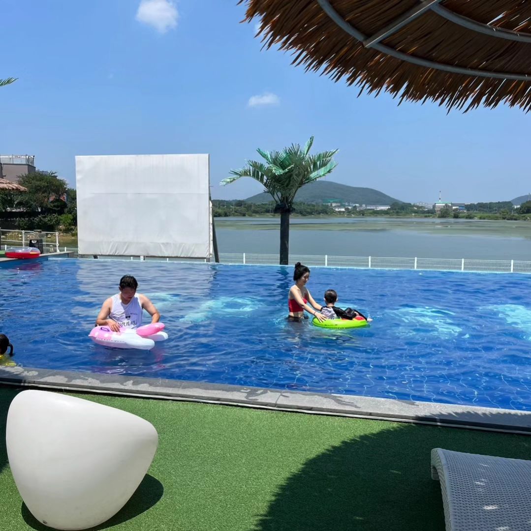 #여름휴가
#경주 2박3일 끝

폭염에 래쉬가드 안입은 죄로
한달 수영한것처럼 타버림
황리단길에서
십원빵 황남옥수수 황남쫀디기 모두 클리어

#오푸스11 #황리단길 #십원빵