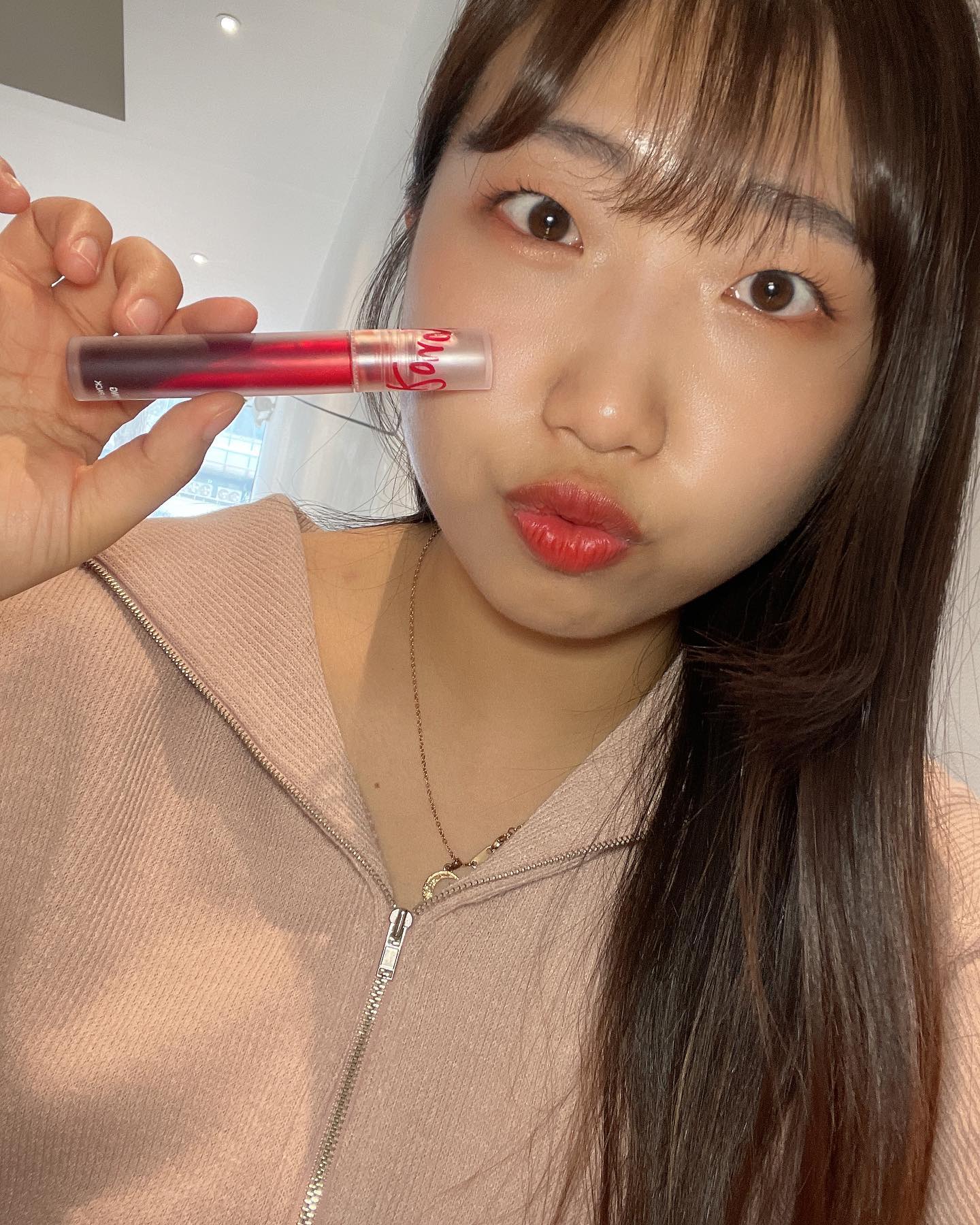 #협찬 maxclinic 

🍓루즈스타 플럼핑 립 타투팩 클래식 레드🍓

베트남 가기 전 필수템 하나 둘씩 장만하는 중 ❤️❤️
진짜 타투처럼 입술에 착붙 하면서 거의 하루 이틀 정도 지속력도 굉장히 긴 편!! 더운 나라 놀러가면 화장도 무너지고 고민 걱정이 많았는데 이걸로 고민 걱정 해결 완료!!! 

마라탕이나 떡볶이처럼 자극적인 음식을 먹어도 안지워지고 수정화장이 필요없어서 넘 편했다 ㅎ.ㅎ

신상컬러 클래식 레드랑 플럼베리 !! 난 클래식 레드 색으로 했는데  발색력이 좋아서 굉장히 맘에 든다ㅎ 담엔 플럼베리색도 써봐야징
.
.
.
#립타투 #립스타그램 #립추천 #지속력좋은틴트 #맥스클리닉 #립타투팩 #순한맛 #플럼핑립