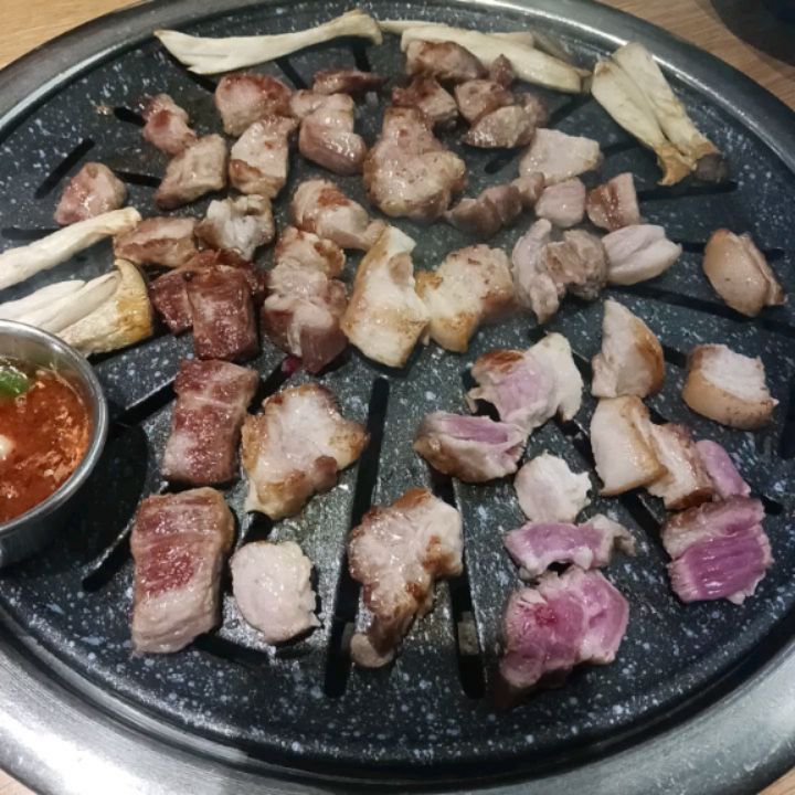 #상일회관 🐖
.
인천 검단 신도시에 있는 20년경력의 대표님이 직접 숙성한  질좋은 고기를 먹을수 있는  곳입니다🥰
 
기본반찬은 파절이,상추,깻잎.감자샐러드,짱아치.소스등이 셋팅되어있는데  부족한 반찬은 셀프바 이용😋

고기는직접 구워먹으면 되고 새송이 버섯은고기처럼
쫄깃쫄깃 육즙 가득 !!
직접 구우면 많이 타는데 숯불의 온도가 적당해서  타지 않아서 좋았어요💜
고기가 잡내도  없고 부드러움😍
된찌는  적당히 칼칼하고 큼직한 두부 많이 들어있는데
밥비벼 먹어도 맛있어요😘

✔️ 아이들과 대가족 단위로 오기 좋은 식당/ 단체 회식 가능
✔️돼지고기 숙성실 보유 (돼지고기 메뉴 모두 직접 숙성)
✔️ 사이드 메뉴(된장술밥, 마약비빔밥, 셀프주먹밥, 계란찜 등)
✔️ 고기먹으면서 아이들 놀수있는 키즈카페 있음

#협찬#상일회관검단신도시#검단맛집#검단고기집#검단숯불구이#검단고기맛집#검단회식#먹팔