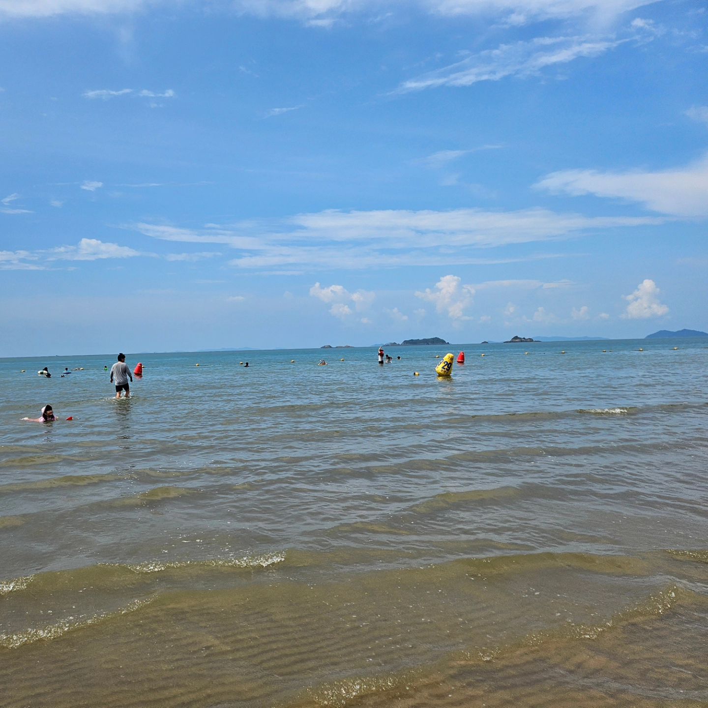 대광해수욕장🏖
모래놀이. 물놀이.
완전 신나게 잘 놀았음!
너무 깨끗하고 넓고
사람도 많지 않아 
여유롭게 즐기다 옴👍
내년부턴 대광해수욕장이댯💕

2024.8.17.토 #대광해수욕장🏖🌊