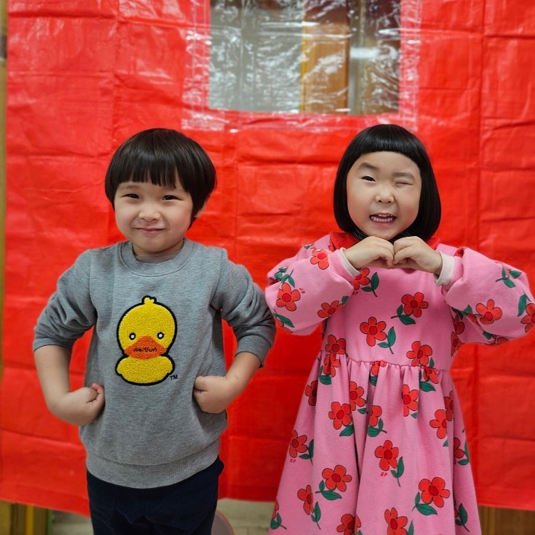 #귀요미들😍

엄마가 좋아하눈 소윤이랑 찰칵📸

👦🏻이친구는 누구야?
👶🏻여자친구야
👦🏻좋아해?
👶🏻응!
👦🏻이 친구도 로원이 좋아해?
👶🏻응!

친구한테 물어보지 않고 쿨하게 대답하는 우리막내 🤣🤣🤣

너무 이쁜샷이라 소장😍😍😍
귀요미들 둘이 ~ㅋㅋㅋ
소윤이 학원가는거보고 본인도 간다는 막내 ㅋㅋㅋ
구래~~담달부터 다녀보자🤣

#아들바보 #막내는사랑 #아들여친