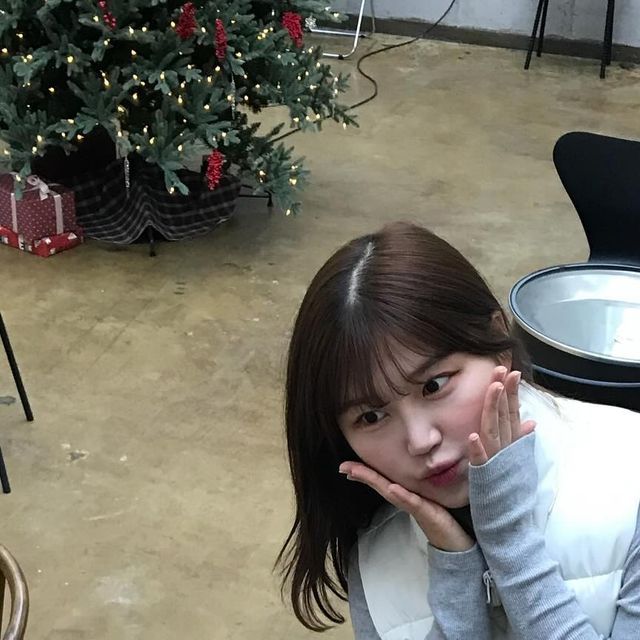 박주영 on Instagram: "#협찬 후드 탈부착으로 다양한 스타일링 연출이 가능해요 ••오버핏의 가로 패턴이 너무 예쁜 조끼패딩 .. 🤍 . . . . #스탠다드에러 #STANDARDERROR #남여공용 #풀