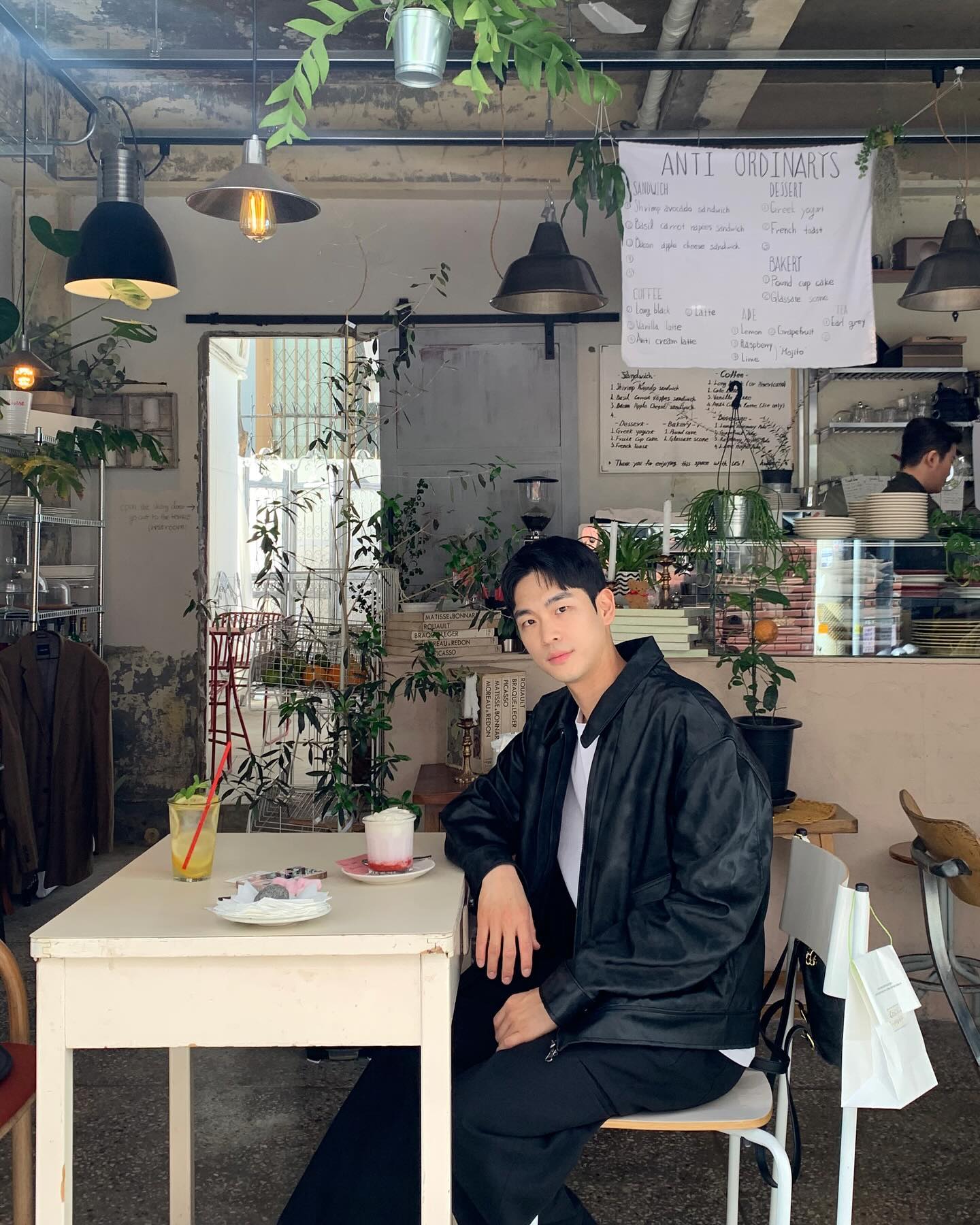 멋진사장님과 맛있는딸기라떼가 있는곳😎  #광안리카페#안티오디너리스