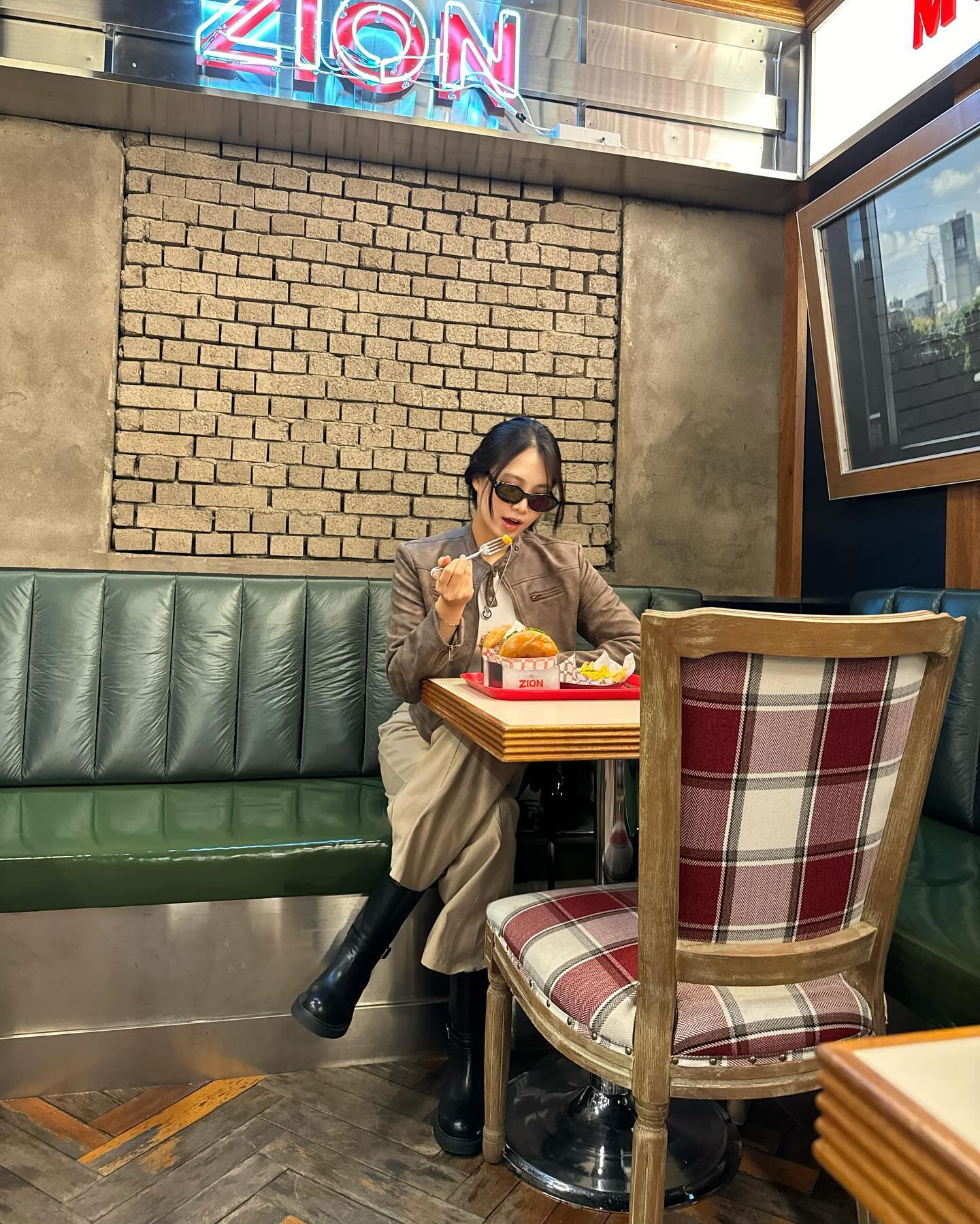 #광고 #사뿐 #미들부츠
- W컨셉 23FW 단독상품으로 출시된 미들부츠 보여드릴게요!
- 블랙프라이데이 11/20 부터 12/1 까지 최대 25% 할인🤎
- 버클 스트랩이 있어 포인트 아이템으로 연출하기 좋았어요
- 트렌디하고 예쁜데 코디하기도 넘쉬워요