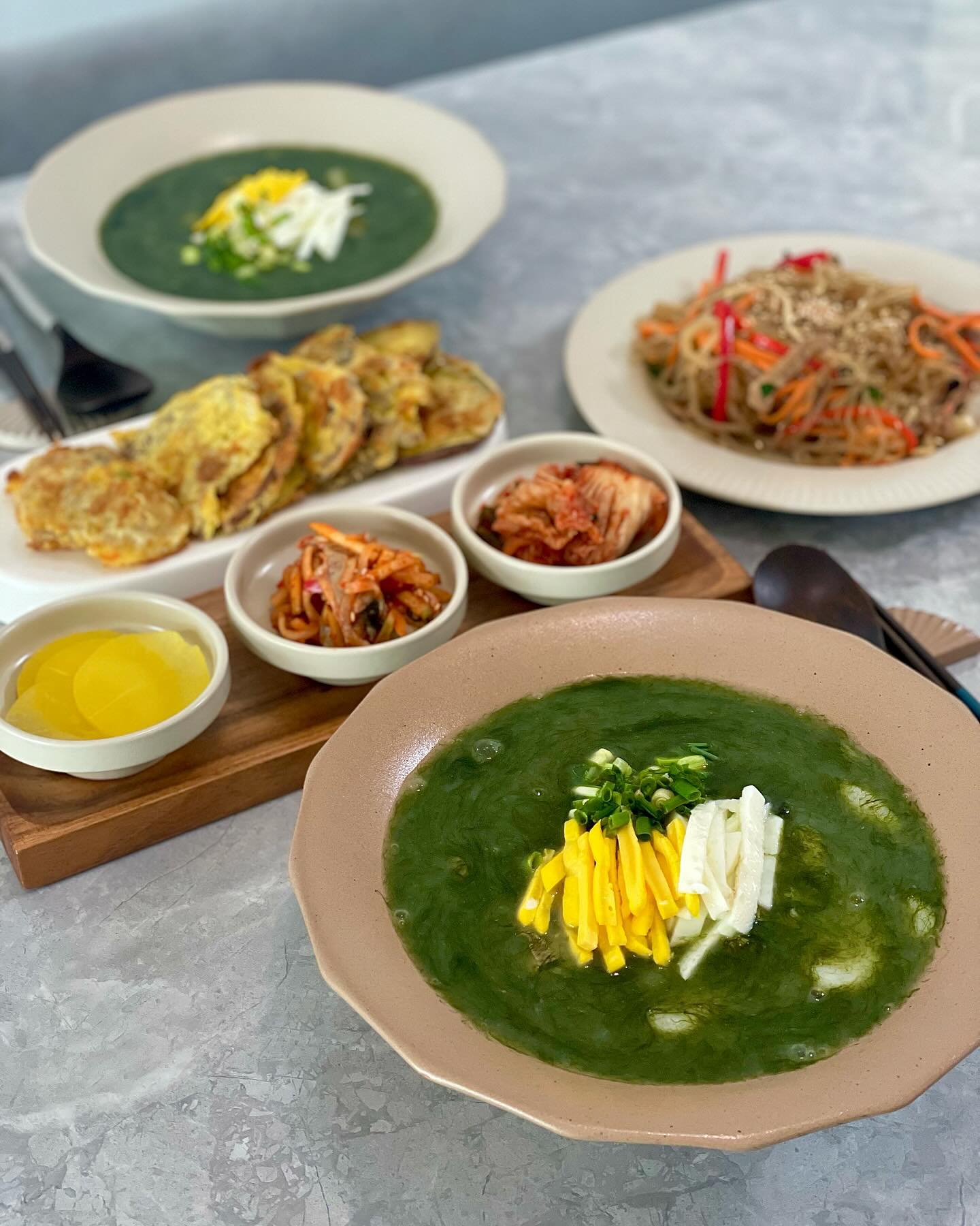 #집밥쮸선생👩🏻‍🍳🍚 

어제 시댁에서 너-무 너무 많이 먹어서 점심때까지 배가 하나도 안고팠는데.. 울 남편은 인나자마자 배고프다구 난리난리..
정말 돼단해🐷
(전 날 어머님이 진수성찬 제대루 차려주셔서 미친듯이 먹고왔그든요 저희.. 배가 찢어질뻔🤰🏻)

게다가 이거저거 많이 챙겨주셔서 전이랑 잡채 데우고 떡국만 호로록 끓여서 먹었어요💚

그래도 설이니까 떡국과 명절음식 피드 올려야할 것 같아서 급하게 사진 찍어봤자나요👻

새해 복 많이 받으세요🙇🏻‍♀️🤍

다들 설 연휴 잘 쉬시고,
행복한 일 가득한 한 해가 되길 바랄께요💗

오늘의 꿀조합🍽️
-
#명절음식 #매생이굴떡국 #잡채 #동태전 #육전 #고구마튀김 #버섯전 #굴무침