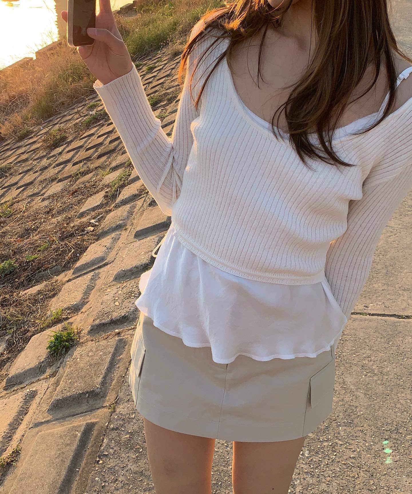 제 최애코디 많이 좋아해주셔서 뿌듯한 ,,🕊️
코디된 뷔스티에는 스트랩 조절이 가능해 체형에 맞게 
숏한 기장감부터 롱한 기장감으로 다양하게 연출 가능하답니다 !

니트는 잔잔한 세로 골지라인이 상체라인을 더욱 슬림하게 보여주고
약간 깊은듯한 U넥 라인이라 코디컷처럼 
이너로 슬리브리스나 뷔스티에를 함께 매치해주시면
더욱 안정적이고 예쁘게 착용하실 수 있답니다 🤍