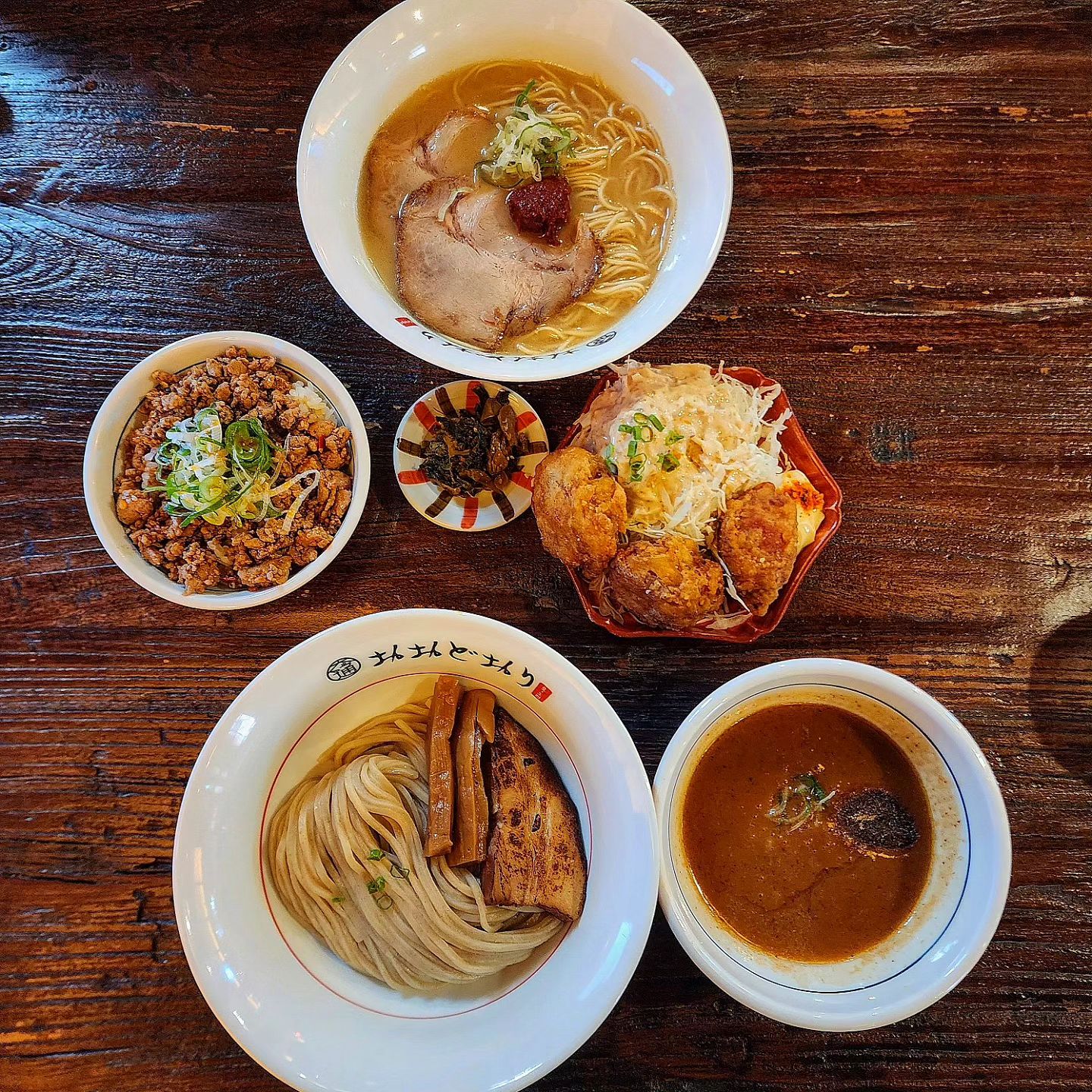 📌 이태원 경리단길 일본라멘 맛집 "오오도리"

📍돈코츠 라멘
📍농후츠케멘
📍다진고기 덮밥
📍가라아게

돼지 육수를 베이스로 해서 진~한 국물이 일품😋
두툼한 차슈와 오독오독한 멘마들까지 다 맛있어요👍
사이드 메뉴로 좋은 덮밥과 가라아게도 빼놓으면 안됨!
요즘같은 날씨에 라멘이 딱💓

🔍운영시간
✔️연중무휴 11:30 ~ 24:00
✔️월,화,수,목 브레이크 타임 15:00 ~ 17:30
✔️점심 라스트 오더 14:45
✔️저녁 라스트 오더 23:00
🚩서울 용산구 녹사평대로54길 12 1층(이태원동)

#서울맛집추천 #이태원맛집 #경리단길맛집 #일본라멘맛집 #돈코츠라멘 #농후츠케멘 #가라아게 #덮밥 #오오도리 #맛집탐방 #맛집 #먹팔 #선팔 #맞팔