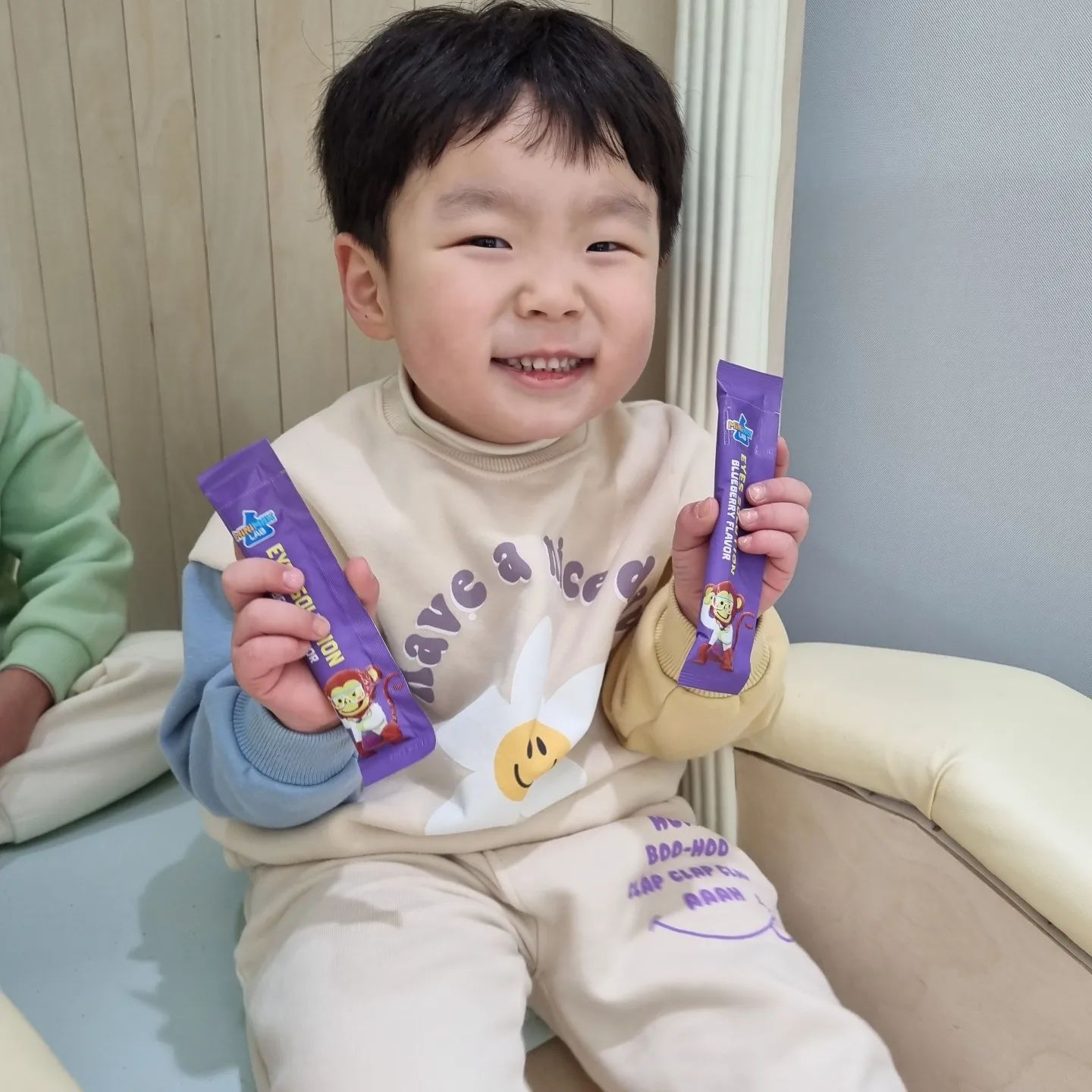 #광고
💜미니막스 눈 솔루션 블루베리맛💜
언제나 맛있게 먹는 미니막스🫶
미디어 노출을 피할 수 없는 요즘, 
우리 아이들 눈건강은 뭘로 챙겨주시나요〰️?

저는 아이들의 피로한 눈을 위해 미니막스 눈 솔루션을 챙겨줘요😊

📌차즈기 추출물로 눈건강에 좋고
📌 설탕•감미료•합성향•색소 없이 과일 농축액을 써 블루베리맛과 색을 내는 건강한 스틱젤리에요👍

믿을 수 있는 미니막스!
눈건강 솔루션은 미니막스 랩의 첫번째 제품인데요,

📌미니막스 랩은 아이들의 성장발육에 필요한 제품 라인인 정글 라인과는 다르게 양육 과정에서 마주하는 건강고민을 해결해 주는 미니막스 제품 라인이에요 💜

말랑말랑 어디서나 챙겨먹기 쉬운 스틱타입에 맛있어서 아이들이 정말 좋아해요 🫶

영양제이지만 간식같은 !!
미니막스💜

아이들 눈건강이 걱정된다면 !
미니막스 랩으로 챙겨주세요 💖

🎁minimax.official
#미니막스 #미니막스랩 #눈솔루션블루베리맛 #어린이영양제 #초등학생영양제 #어린이눈건강