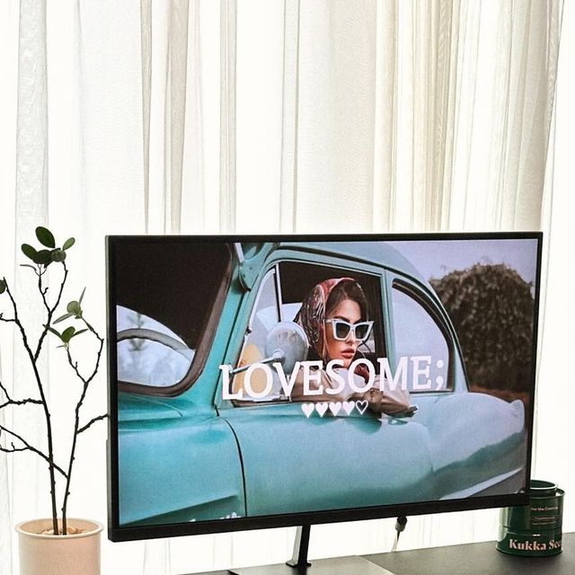슬기로운홈앤라이프 | vintagehome 홈카페 집꾸미기 on Instagram: "#광고 플랜비스토어 몽상컴퍼니 모니터 받침대 저는 일자목과 경미한 허리디스크가 있어요🥲 문득 거실 남편 데스크 존에 앉아
