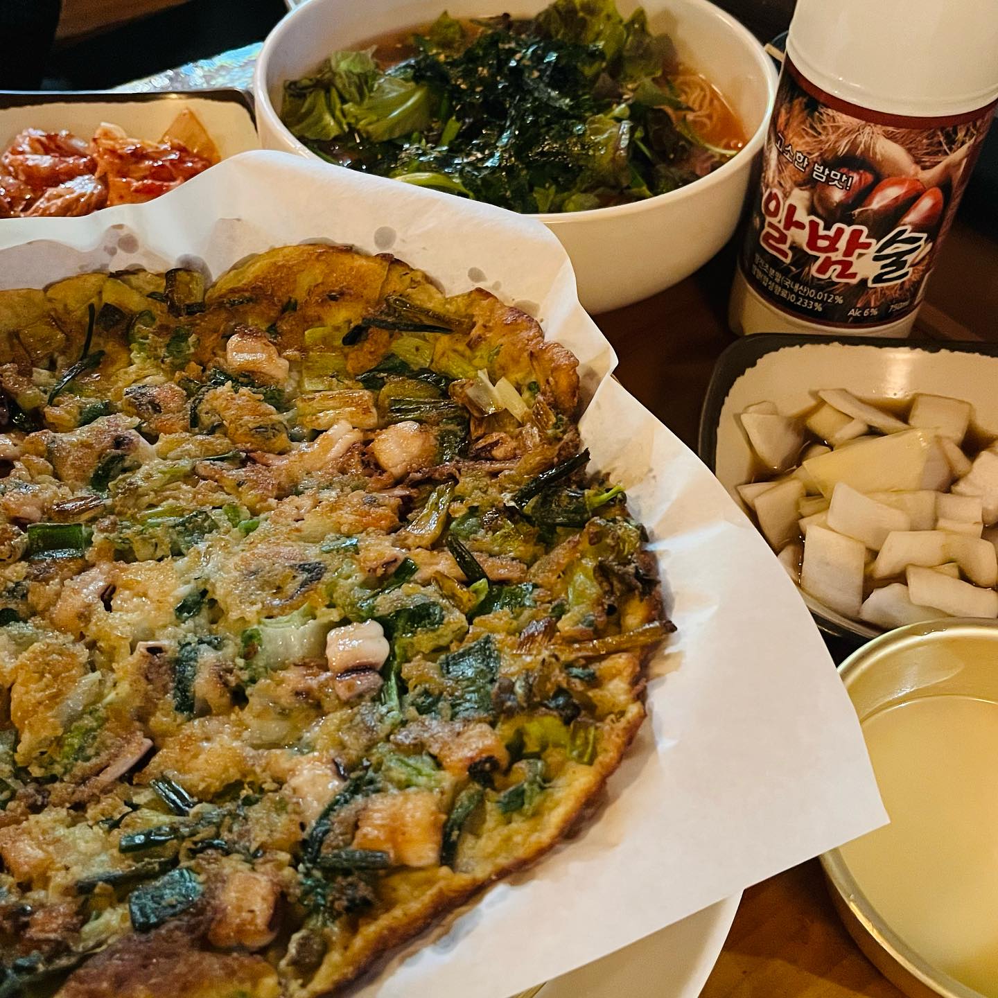 #협찬 #노량진할머니왕파전

비 오는 날 더욱 생각나는 
노량진 술 한잔하기 좋은 파전맛집 ☔️

해물왕파전, 숙주고기왕전, 김치왕전,
참치깻잎전, 오꼬노미야끼전, 태극전 

맛있는 다양한 빈대떡 전과 함께 팔도막걸리 🍶

달콤한 공주 알밤 막걸리와 함께
해물듬뿍 파삭한 해물왕파전 & 
안주로도 좋은 매콤 쟁반비빔국수
그리고 마무리 입가심으로 시원한 김치말이 냉국수까지

맛도 분위기도 가성비도 좋은
노량진 할머니 왕파전이에요! 

오후 5시 이전 방문 시 도토리묵 서비스 🐿️
세트메뉴로 더욱 저렴하고 푸짐하게 즐길 수 있어요.

📋
세트메뉴
모듬 세트 24,500원 ~ 33,500원
김치찌개 세트 22,800원
대박 세트 17,500원
할머니 / 노량진 세트 18,000원
골목 / 소주 세트 21,500원
감도 세트 21,500원
선호 세트 22,500원

📍서울 동작구 만양로 90 2층
📲 02-812-4799
🕖 매일 16:00-01:30
🚙 지하철 1,9호선 노량진역 3번 출구 도보 5분
⭕️ 주차불가, 포장, 배달

#리뷰노트 #동작구맛집 #노량진맛집 #동작구전집
#파전맛집 #팔도막걸리 #해물파전 #빈대떡
n_kingpajeon